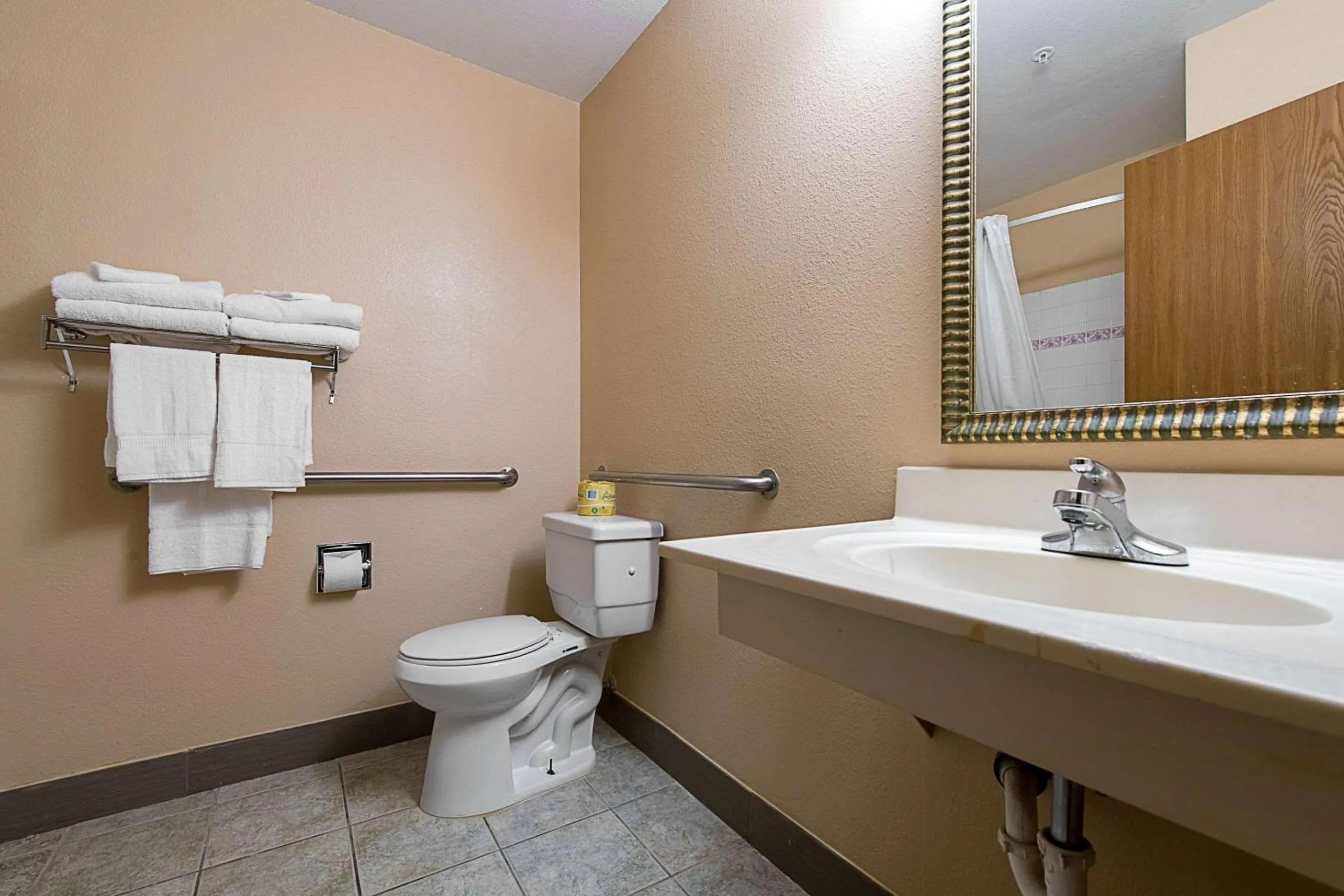 Photo of the whole room in Econo Lodge Buckley Bonney Lake