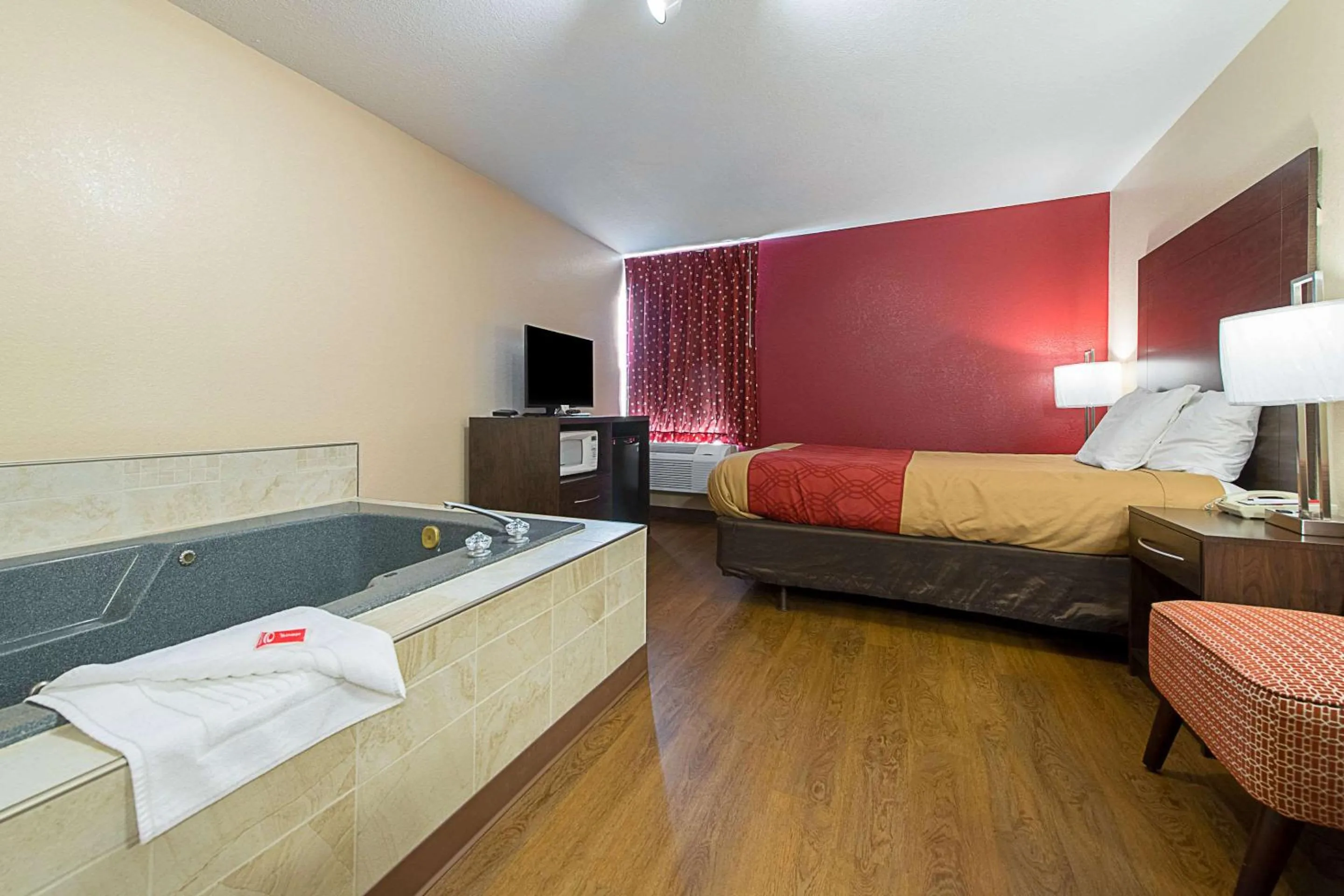 Photo of the whole room, Bed in Econo Lodge Buckley Bonney Lake