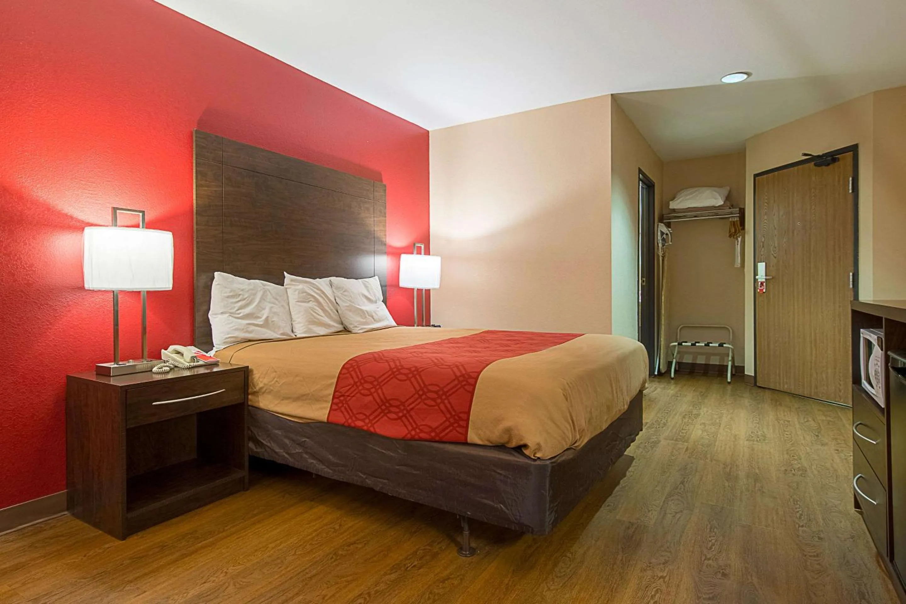 Photo of the whole room, Bed in Econo Lodge Buckley Bonney Lake