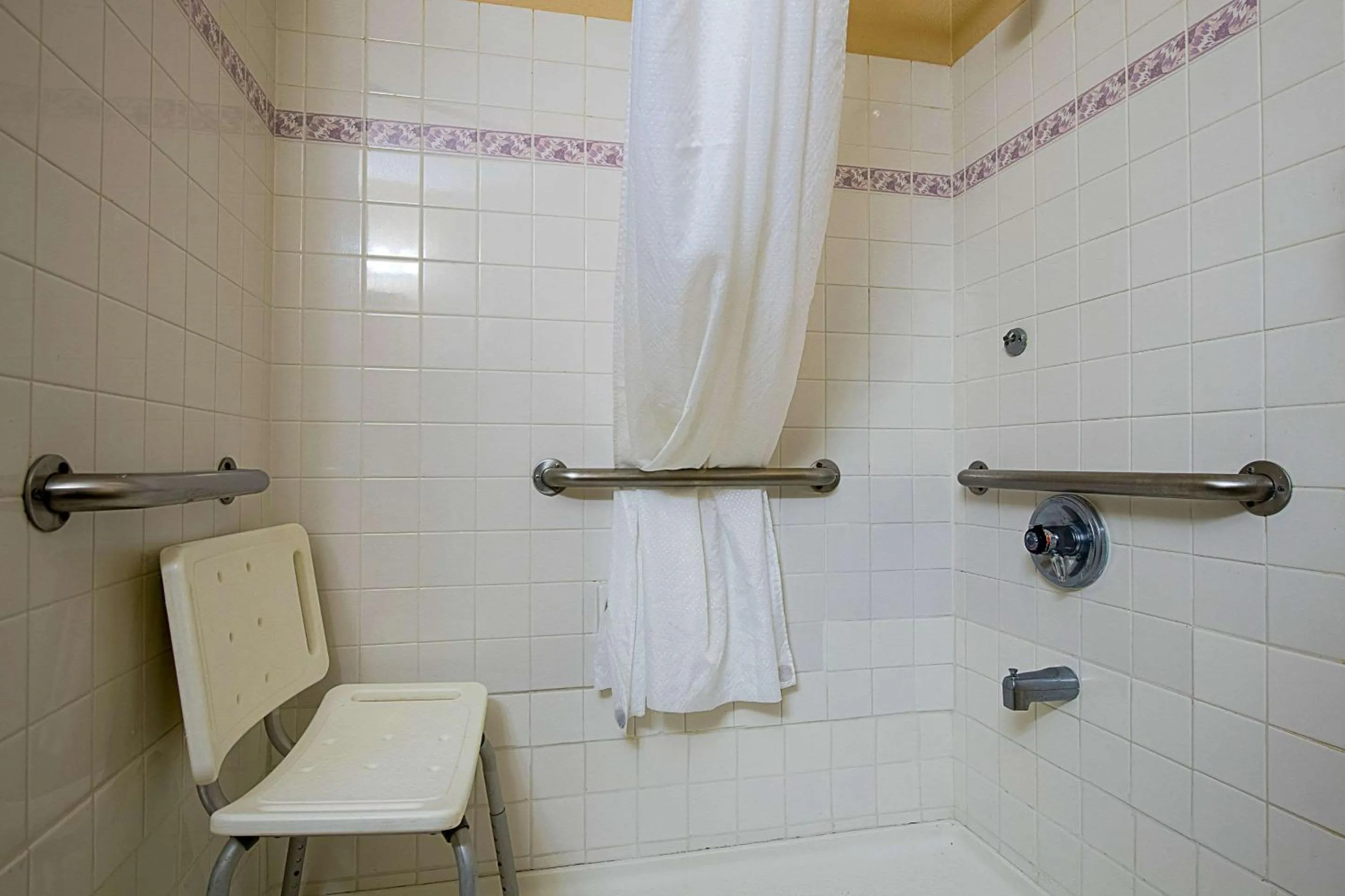 Photo of the whole room in Econo Lodge Buckley Bonney Lake