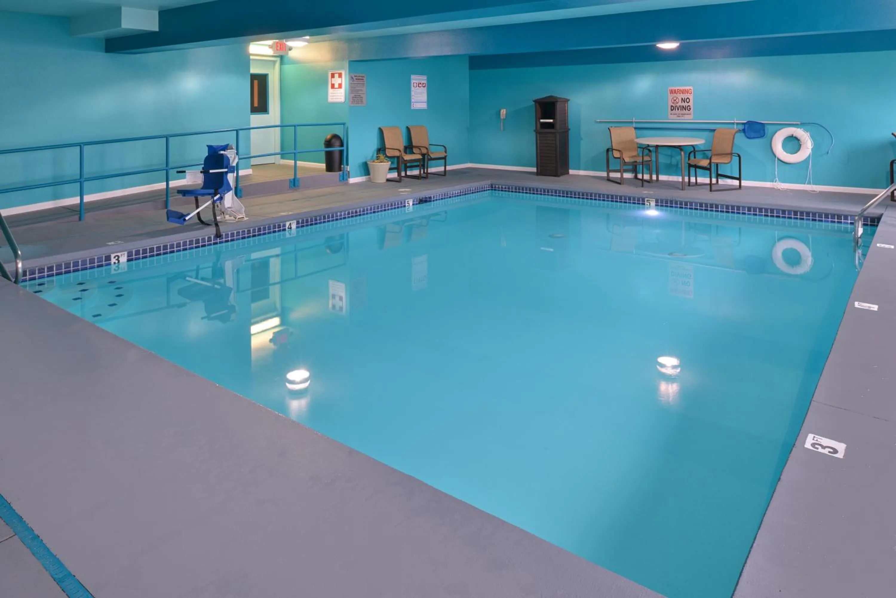 Swimming pool in Best Western Woodland Inn