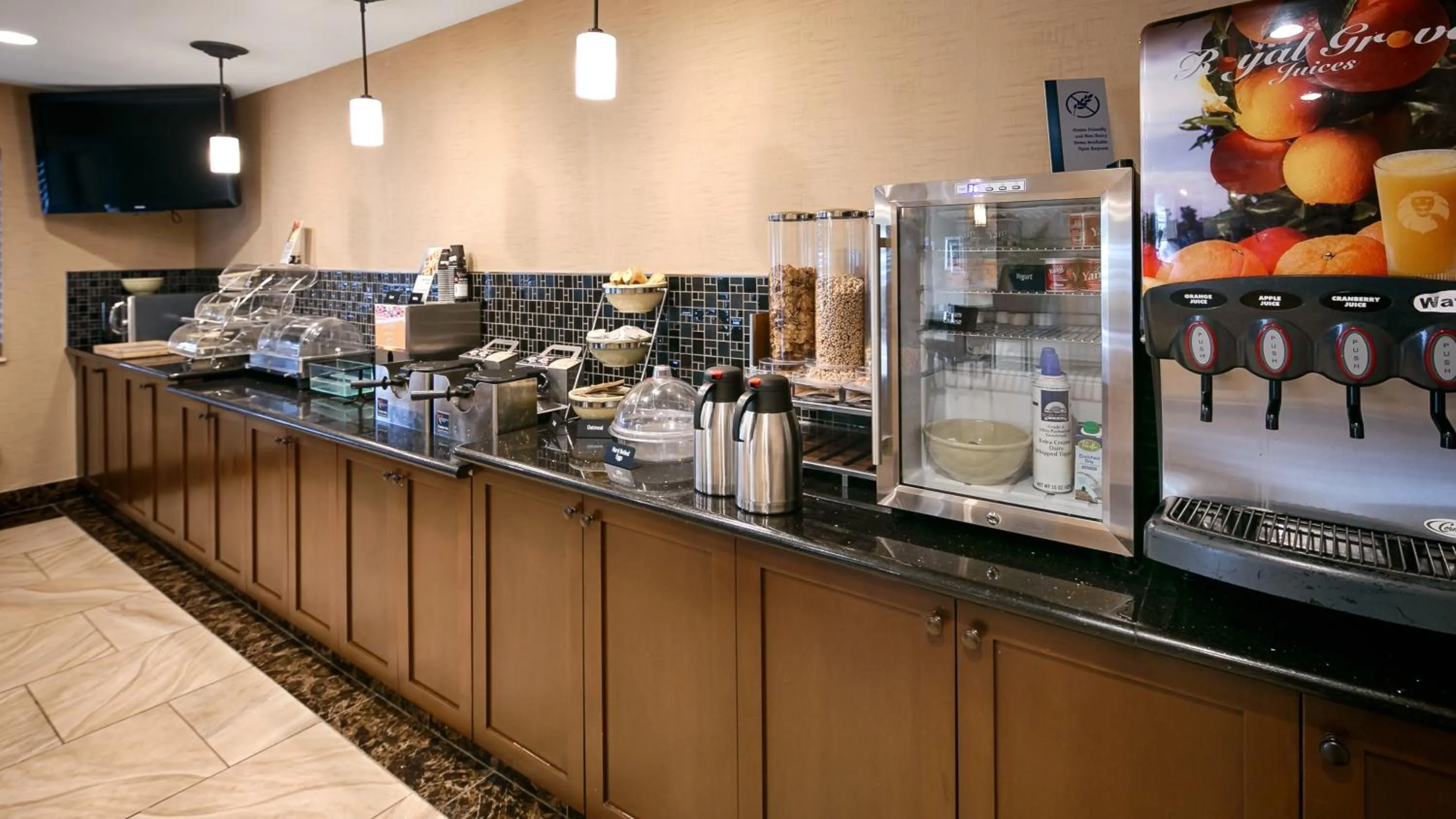 Breakfast in Best Western Woodland Inn