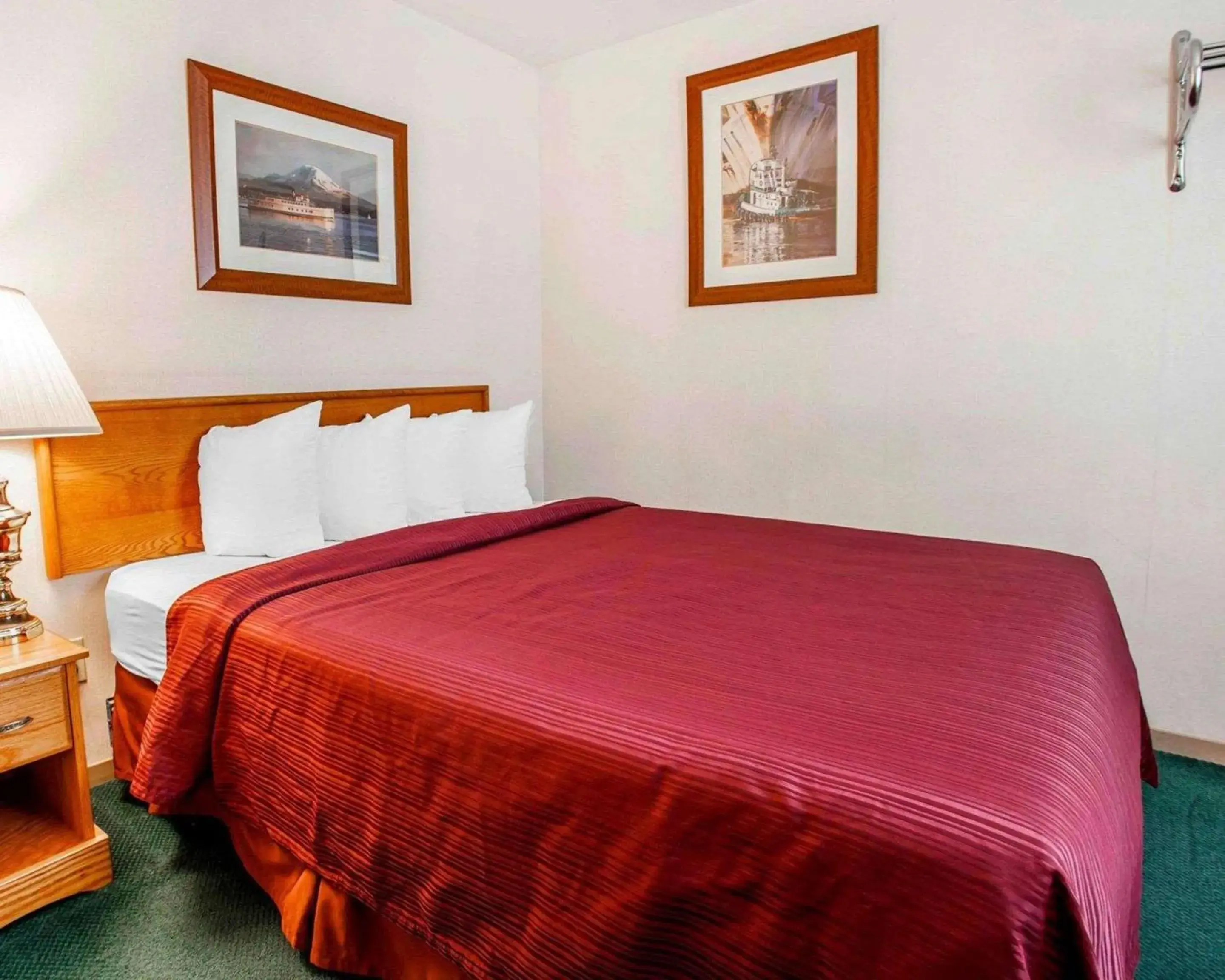 Photo of the whole room, Bed in Quality Inn & Suites Bremerton near Naval Shipyard