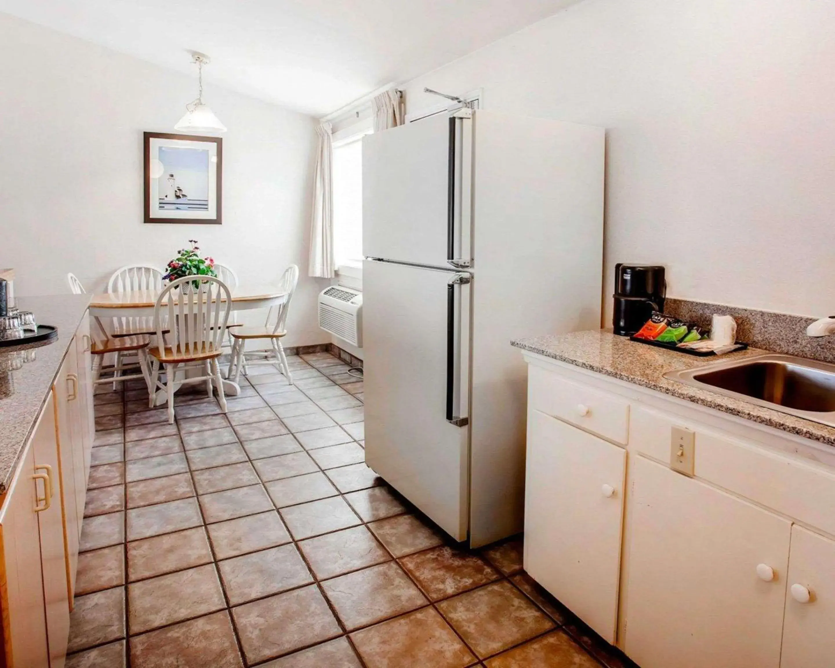 Photo of the whole room, Kitchen/Kitchenette in Quality Inn & Suites Bremerton near Naval Shipyard