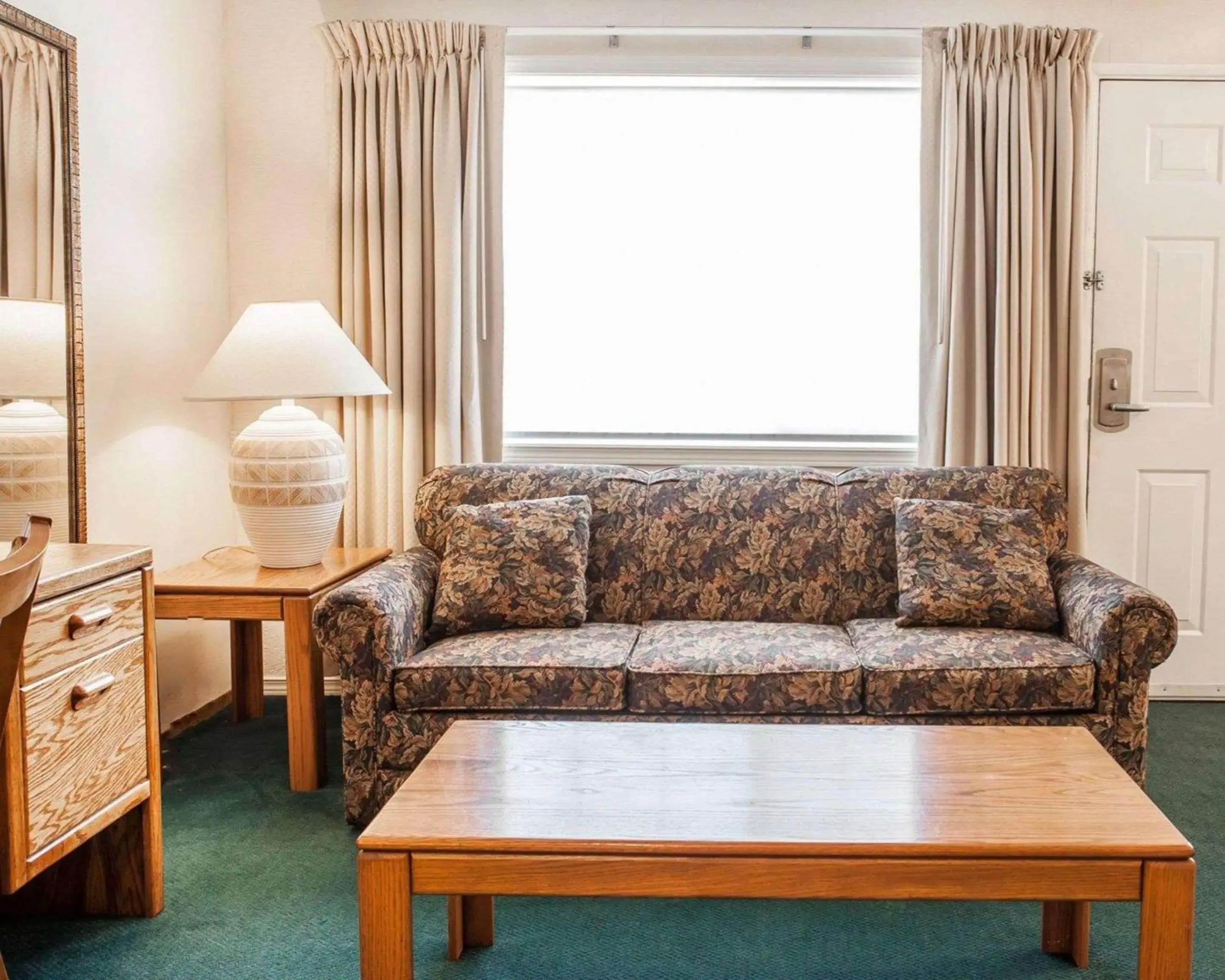 Photo of the whole room, Seating Area in Quality Inn & Suites Bremerton near Naval Shipyard
