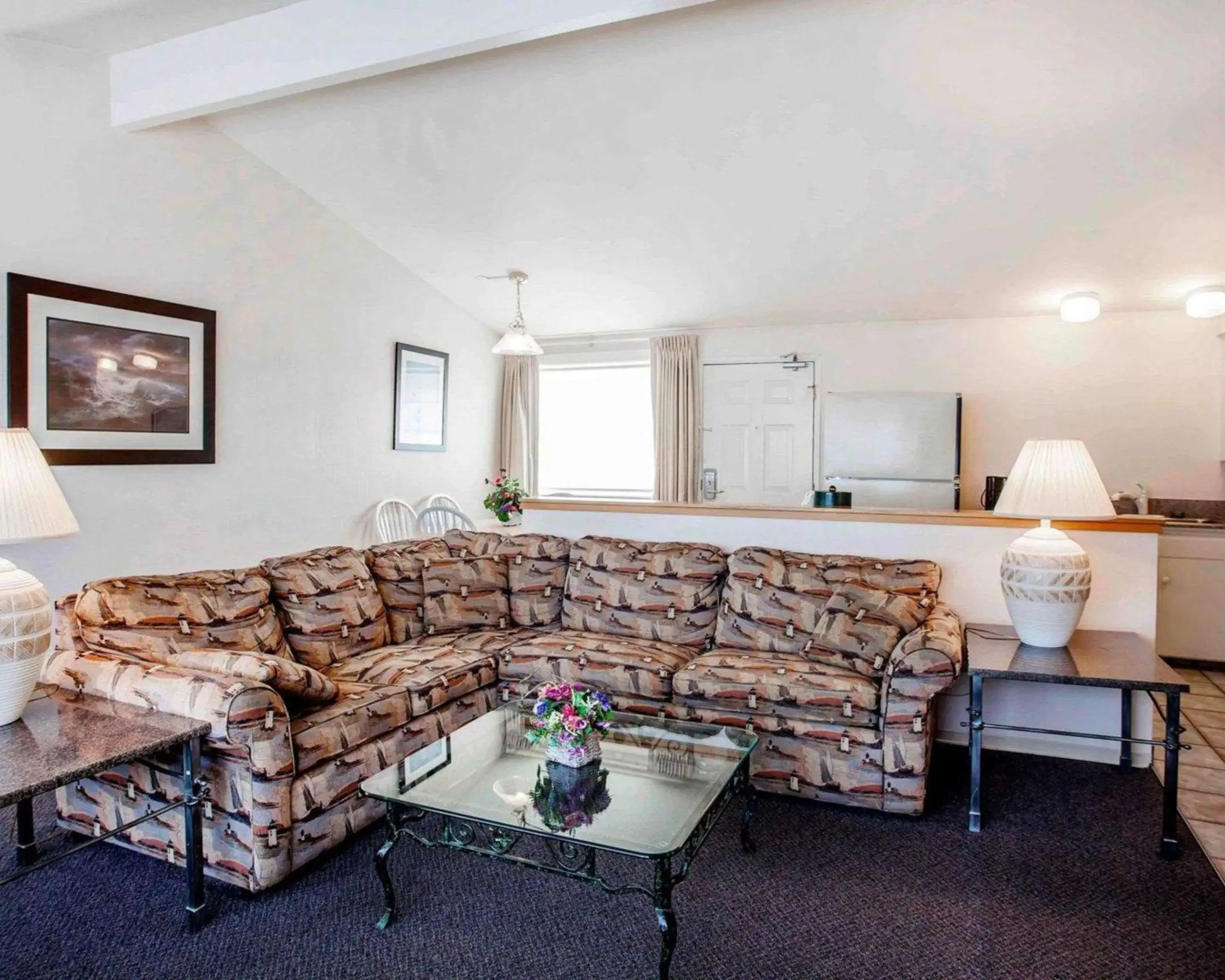 Photo of the whole room, Seating Area in Quality Inn & Suites Bremerton near Naval Shipyard