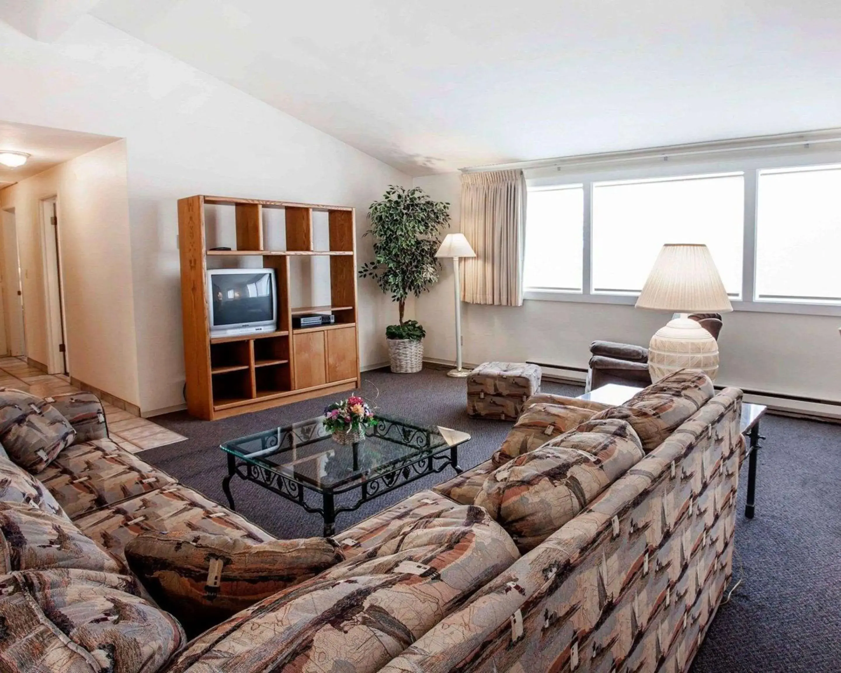 Photo of the whole room, Seating Area in Quality Inn & Suites Bremerton near Naval Shipyard