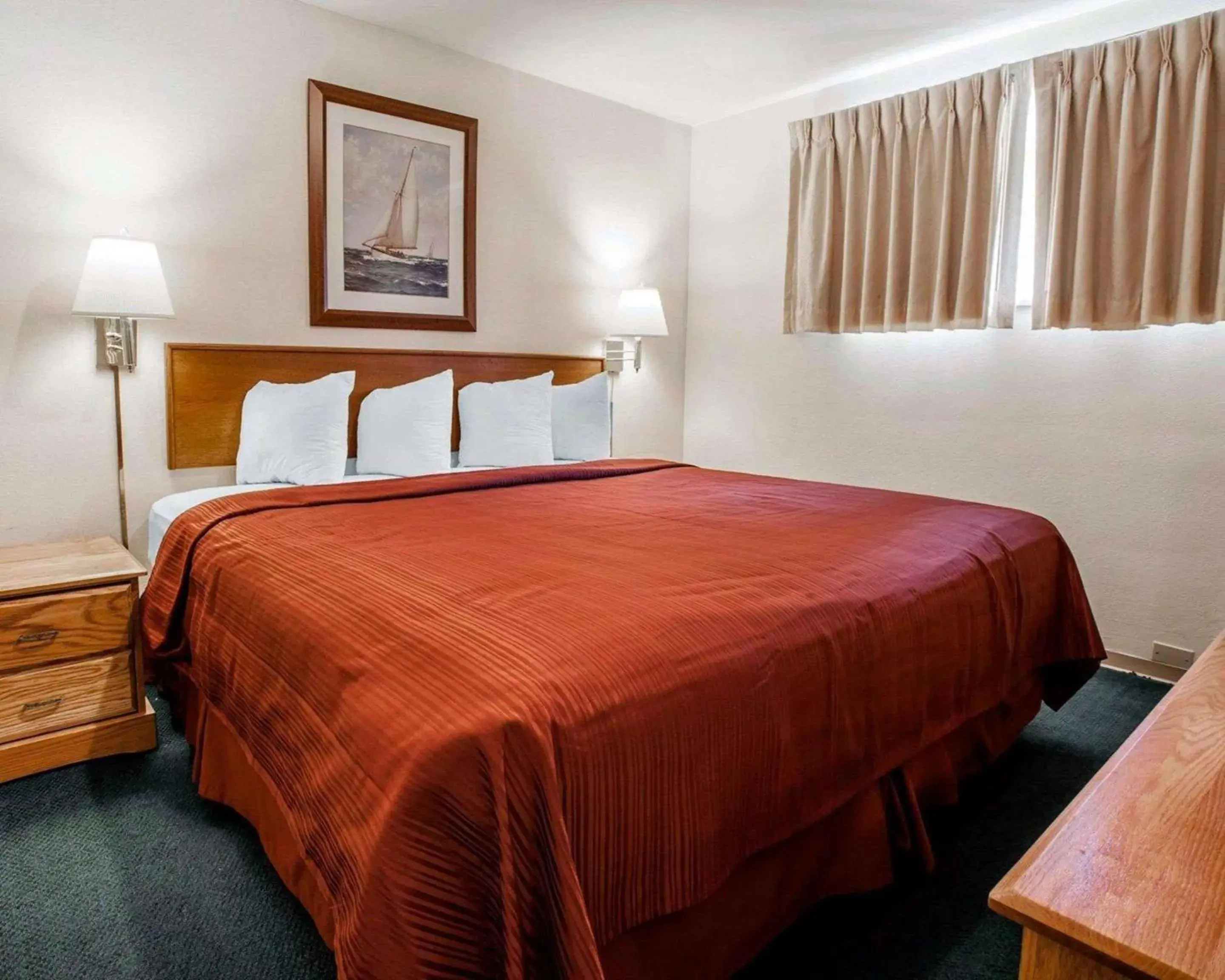 Photo of the whole room, Bed in Quality Inn & Suites Bremerton near Naval Shipyard