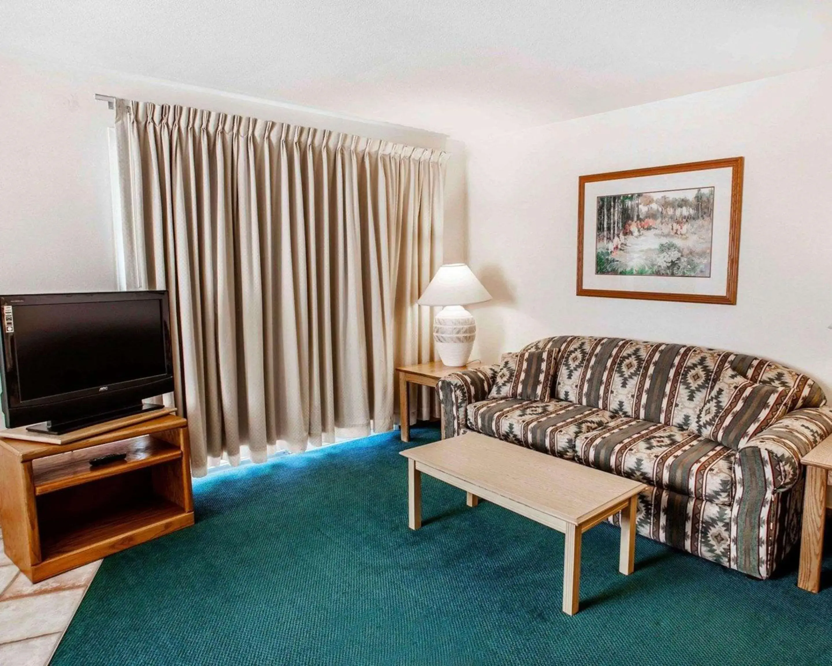 Photo of the whole room, Seating Area in Quality Inn & Suites Bremerton near Naval Shipyard