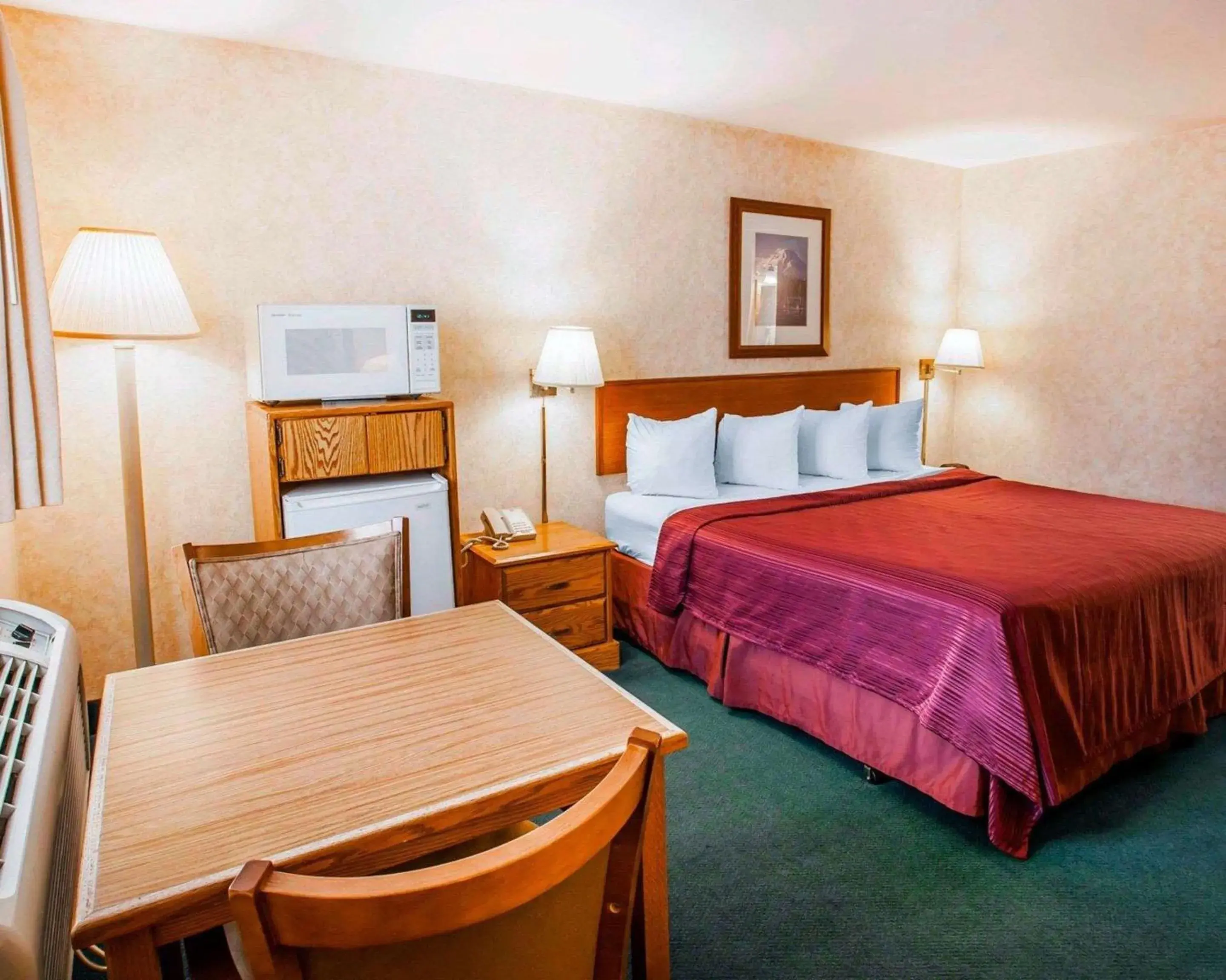 Photo of the whole room, Bed in Quality Inn & Suites Bremerton near Naval Shipyard