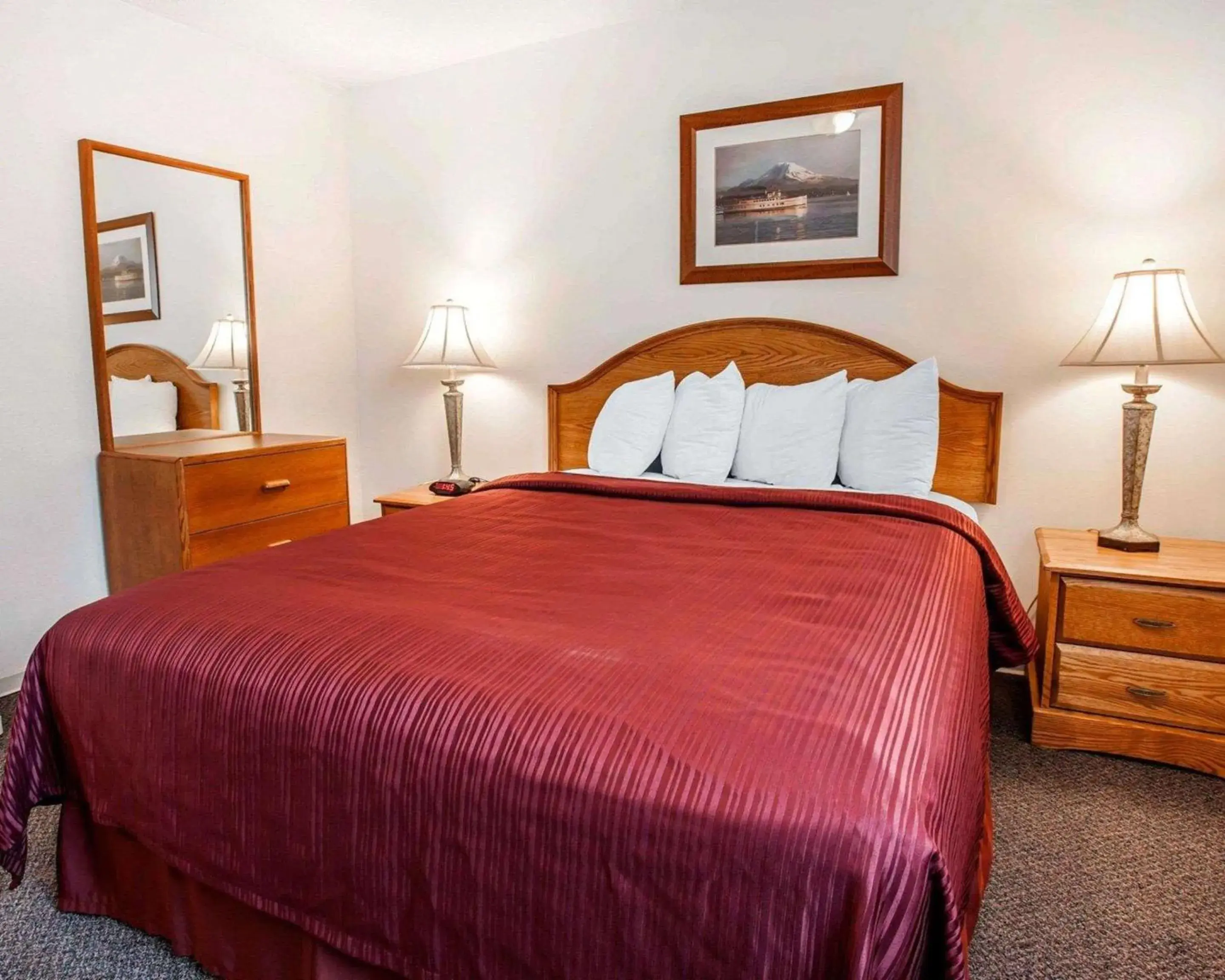 Photo of the whole room, Bed in Quality Inn & Suites Bremerton near Naval Shipyard