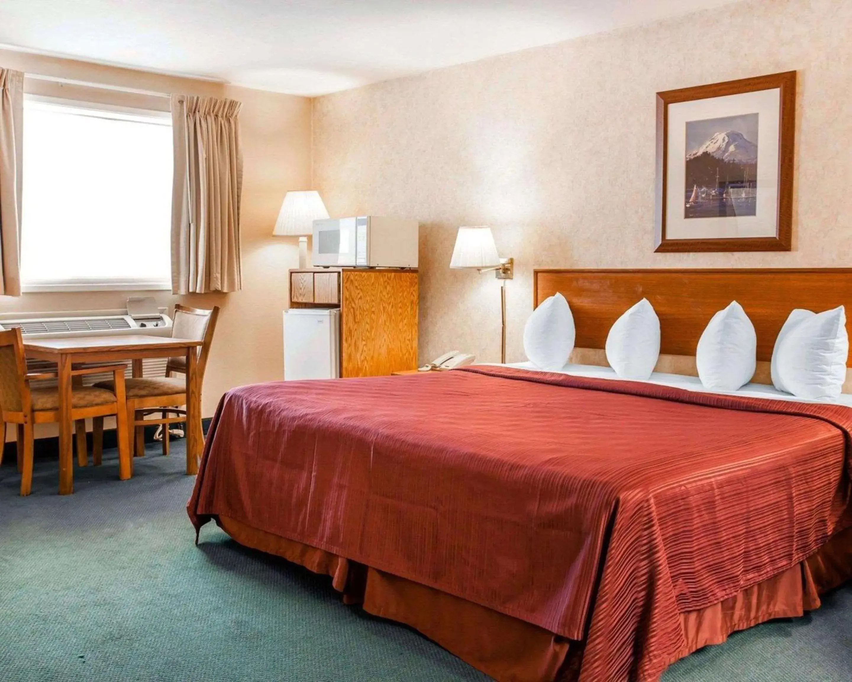 Photo of the whole room, Bed in Quality Inn & Suites Bremerton near Naval Shipyard