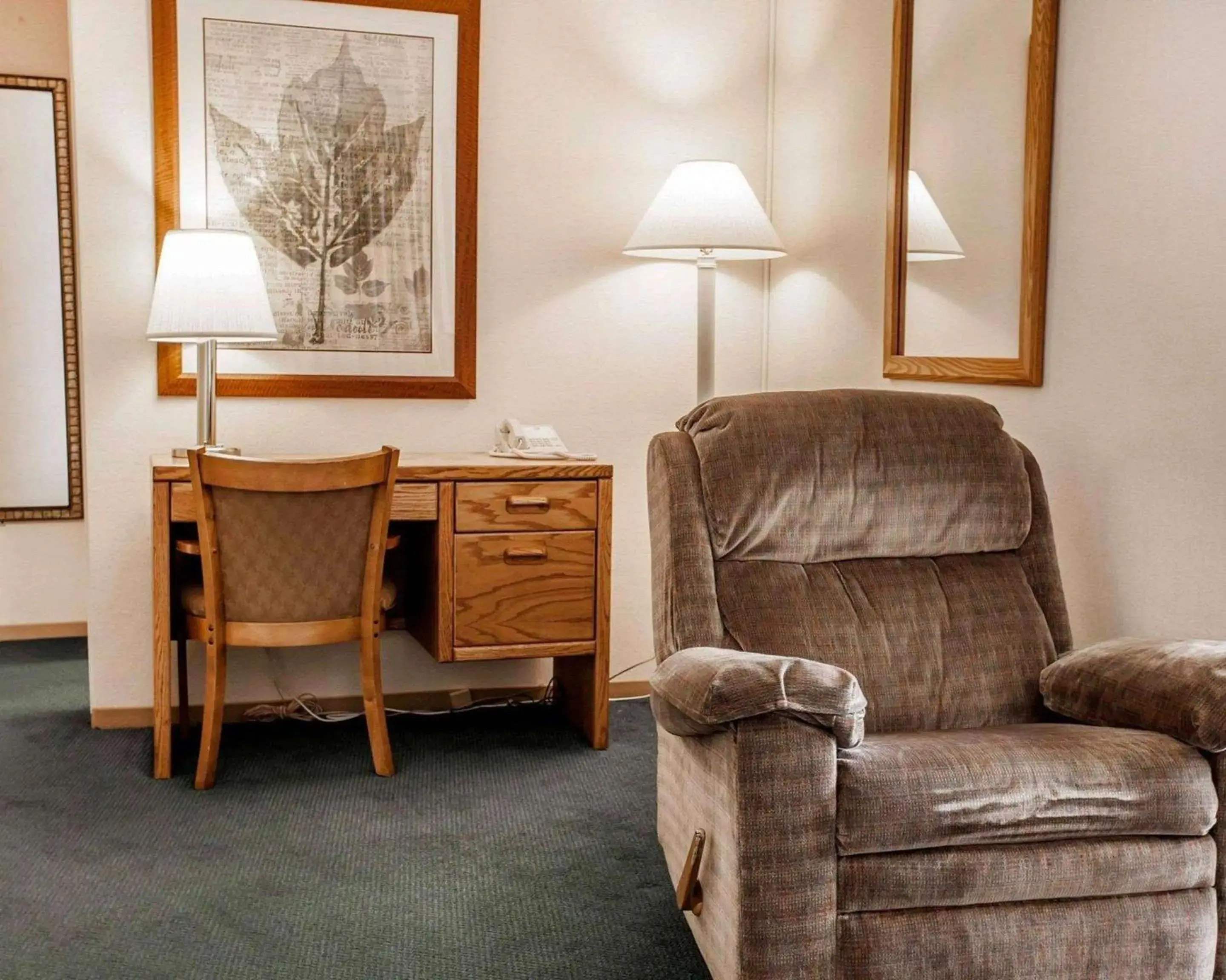 Photo of the whole room, Seating Area in Quality Inn & Suites Bremerton near Naval Shipyard