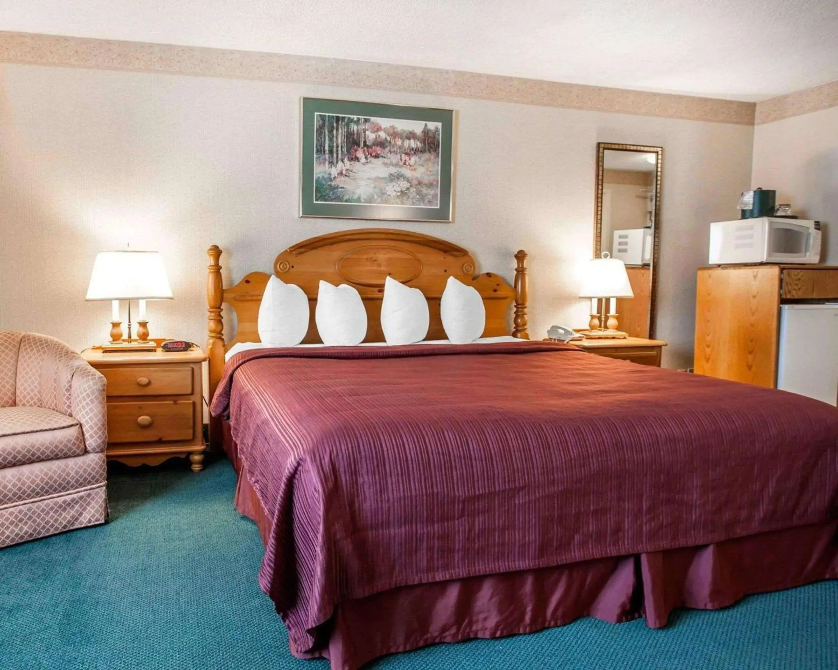 Photo of the whole room, Bed in Quality Inn & Suites Bremerton near Naval Shipyard