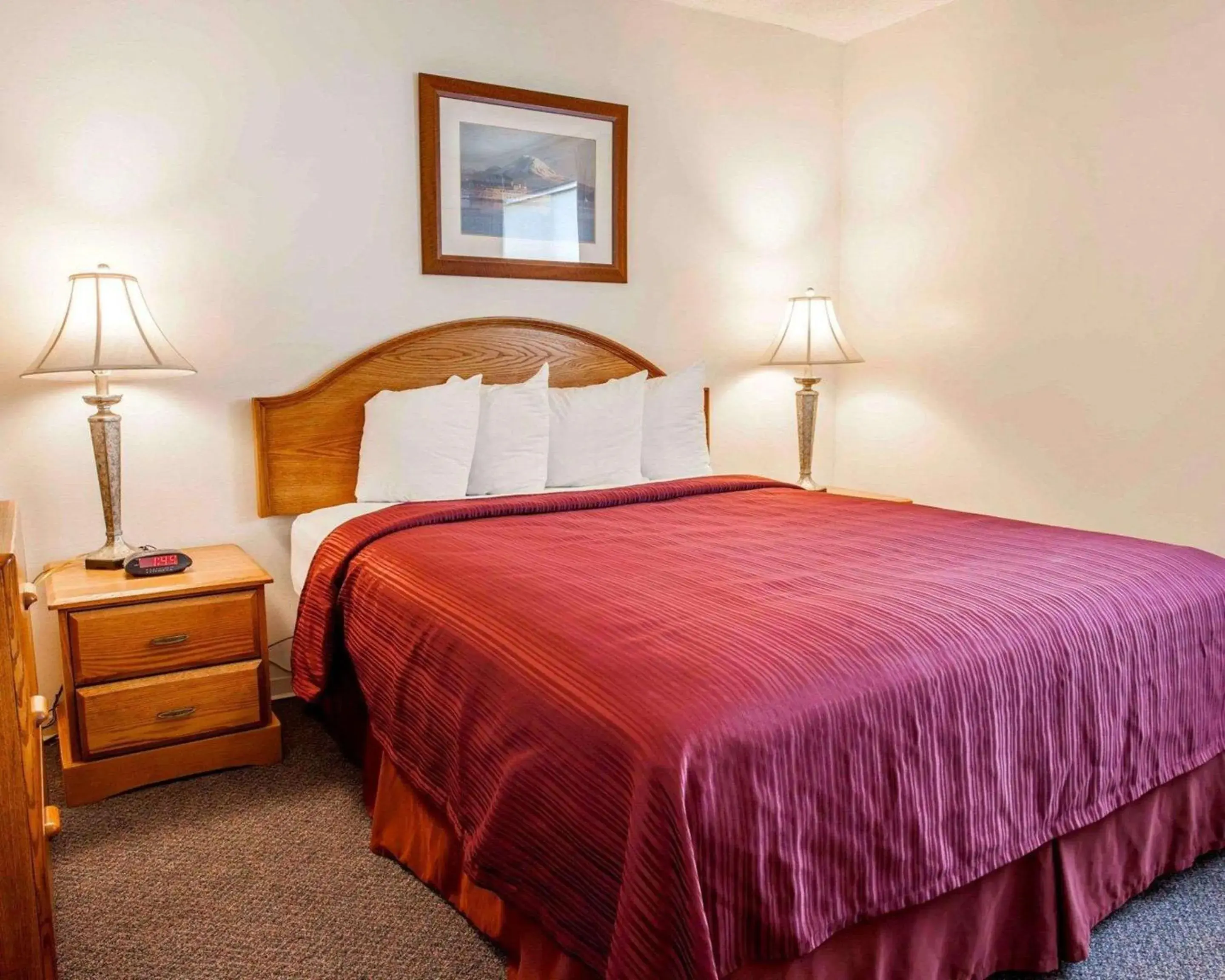 Photo of the whole room, Bed in Quality Inn & Suites Bremerton near Naval Shipyard