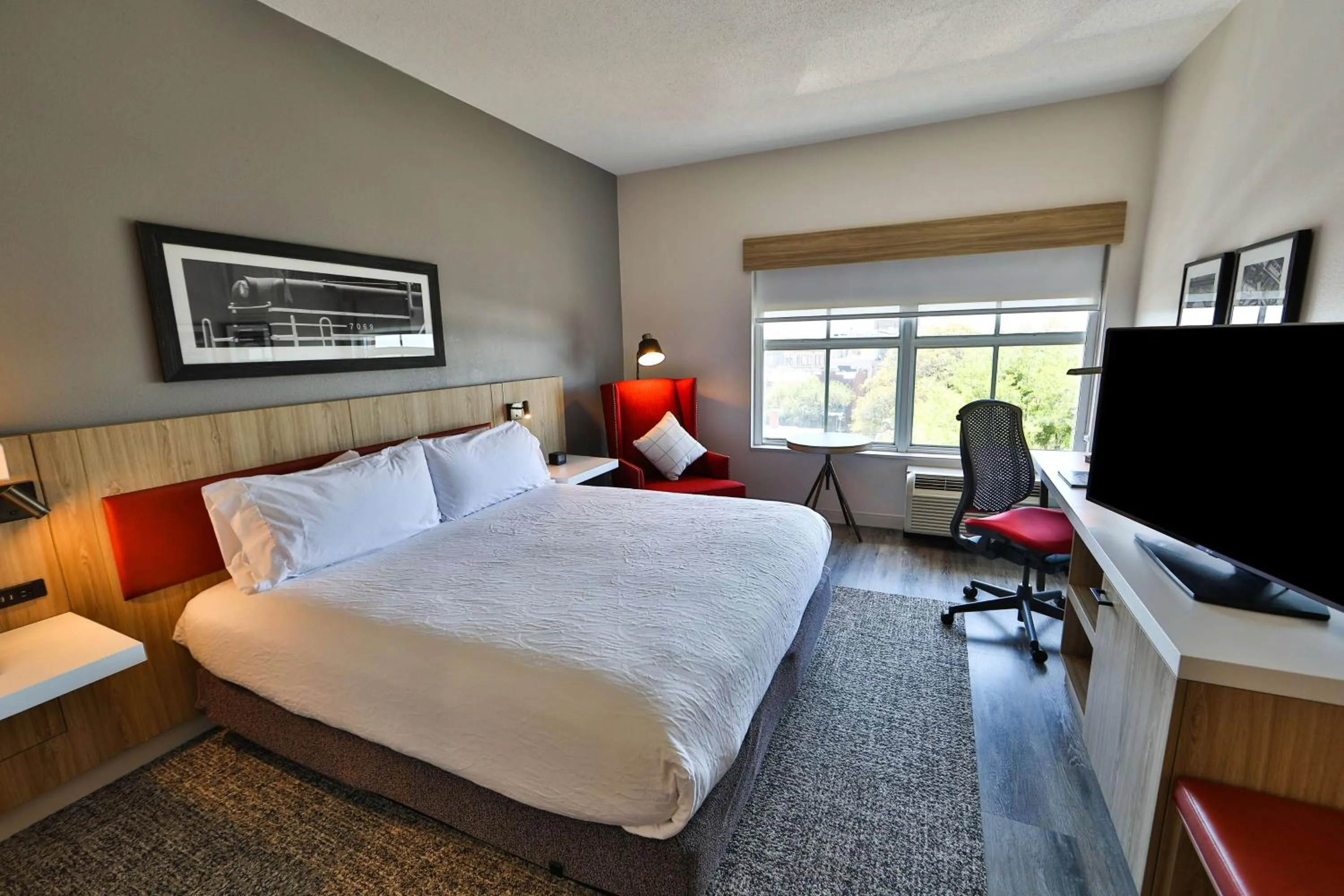 Bedroom, Bed in Hilton Garden Inn Savannah Historic District