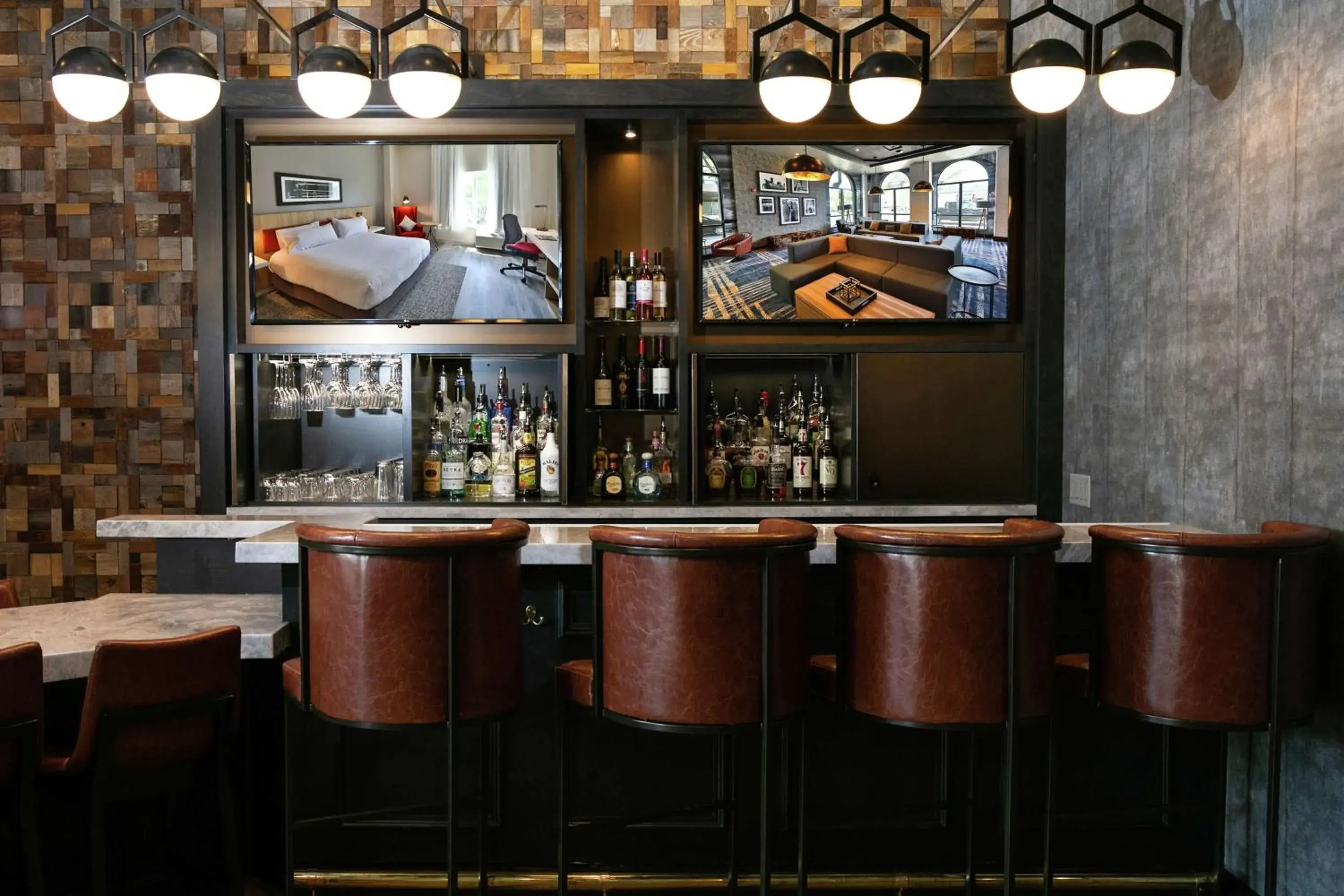 Lounge or bar in Hilton Garden Inn Savannah Historic District Lounge or bar in Hilton Garden Inn Savannah Historic District