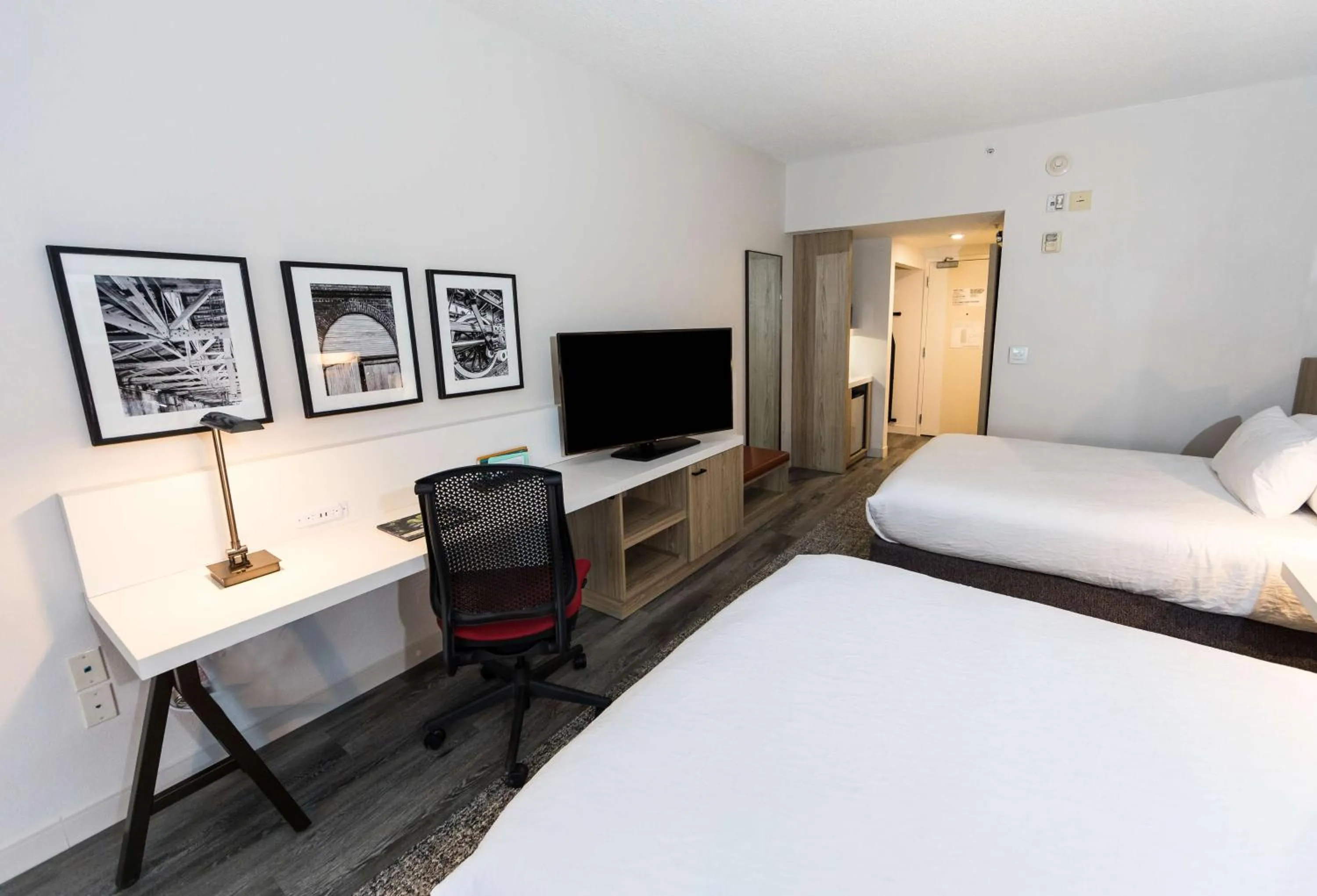 Bedroom, Bed in Hilton Garden Inn Savannah Historic District