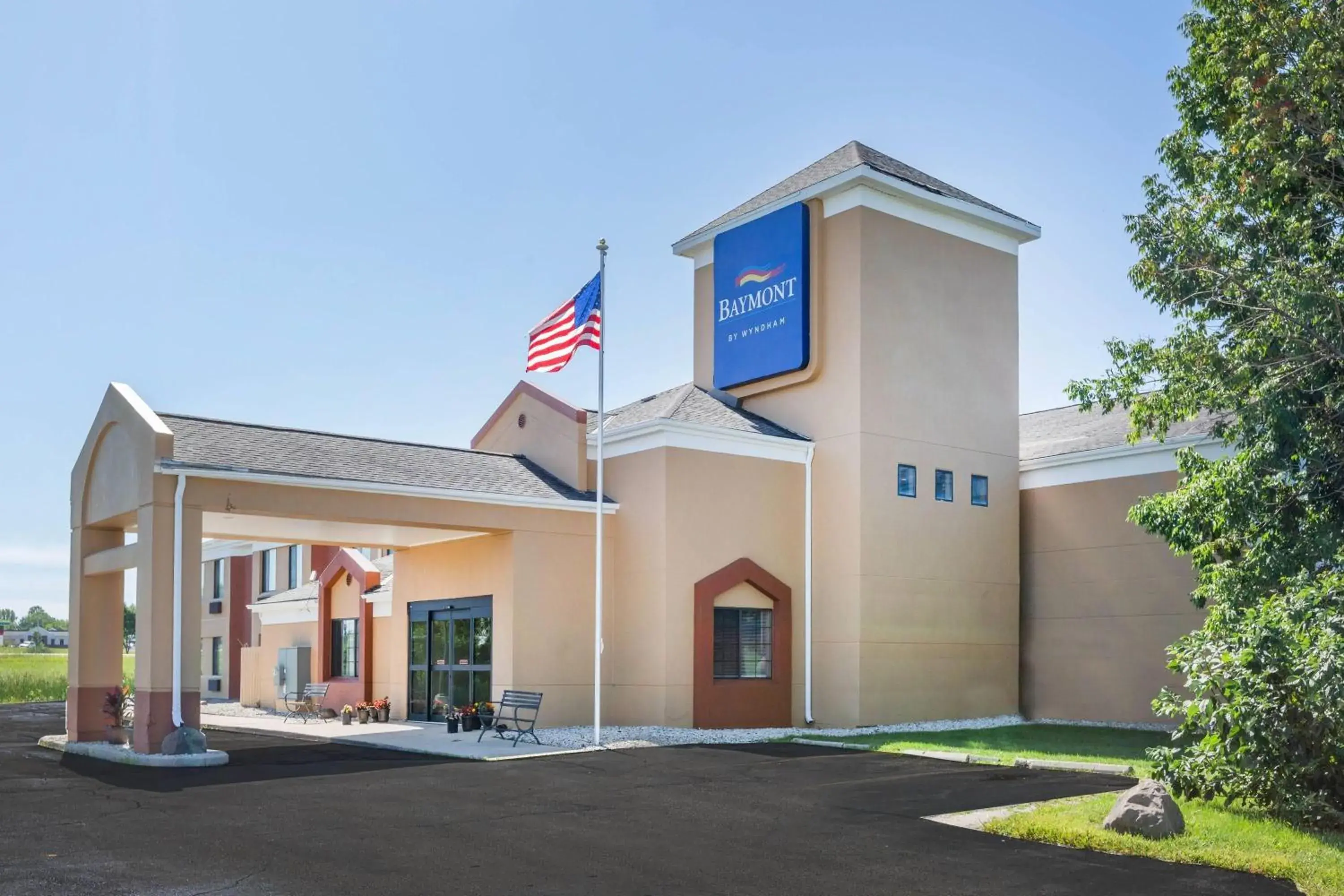 Property building in Baymont Inn & Suites by Wyndham Mukwonago Property building in Baymont Inn & Suites by Wyndham Mukwonago