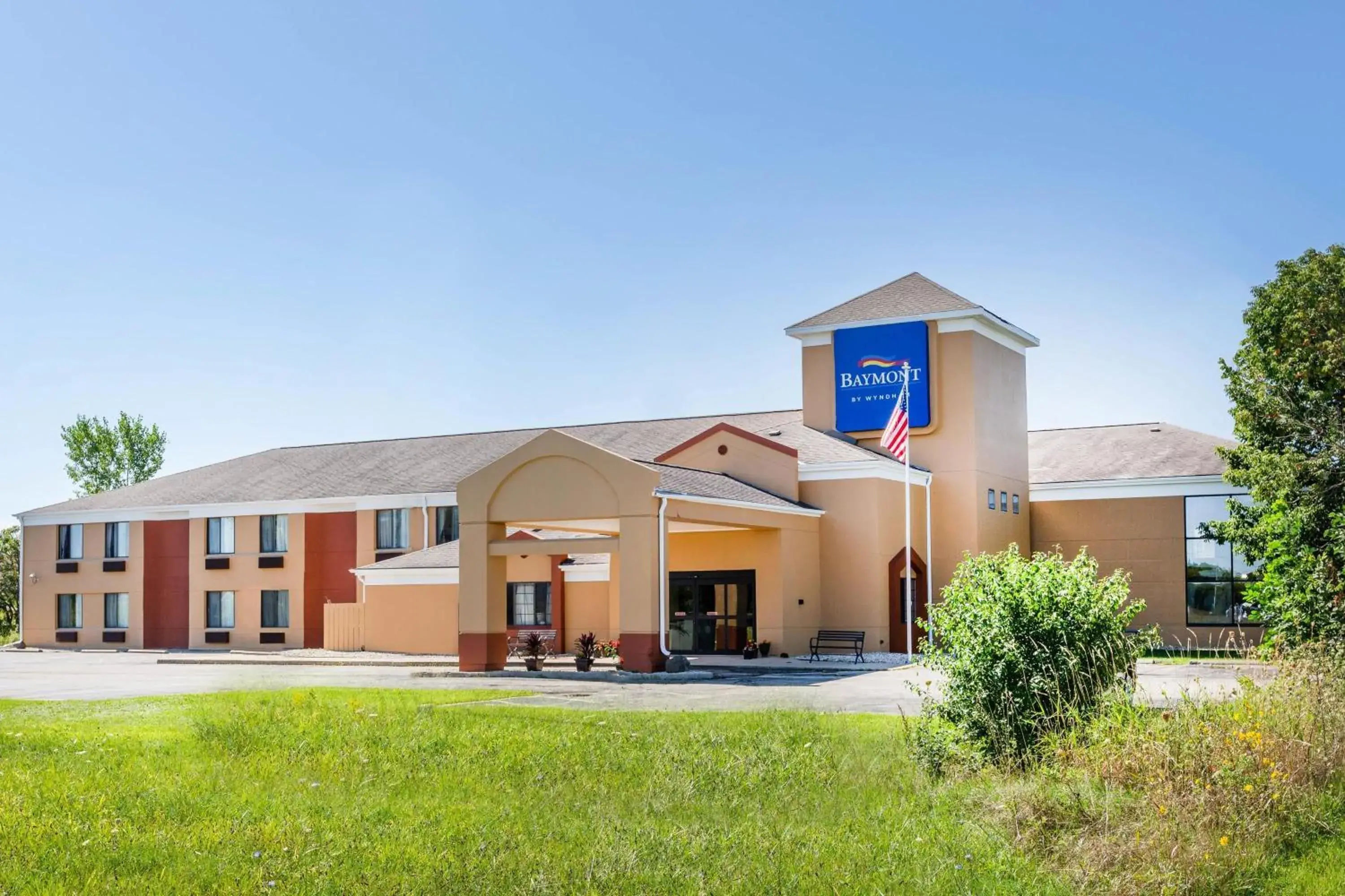 Property building in Baymont Inn & Suites by Wyndham Mukwonago Property building in Baymont Inn & Suites by Wyndham Mukwonago