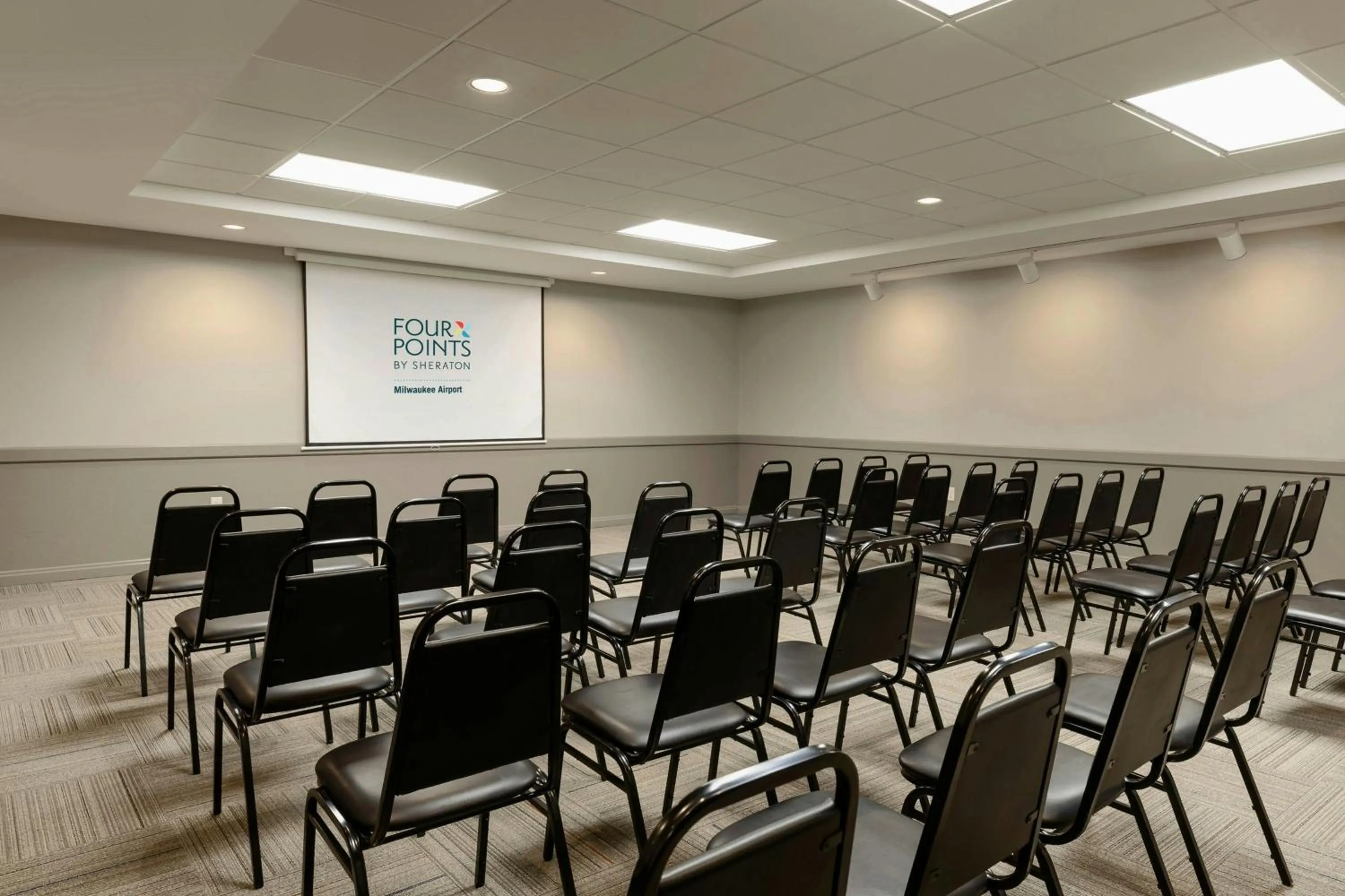 Meeting/conference room in Four Points by Sheraton Milwaukee Airport