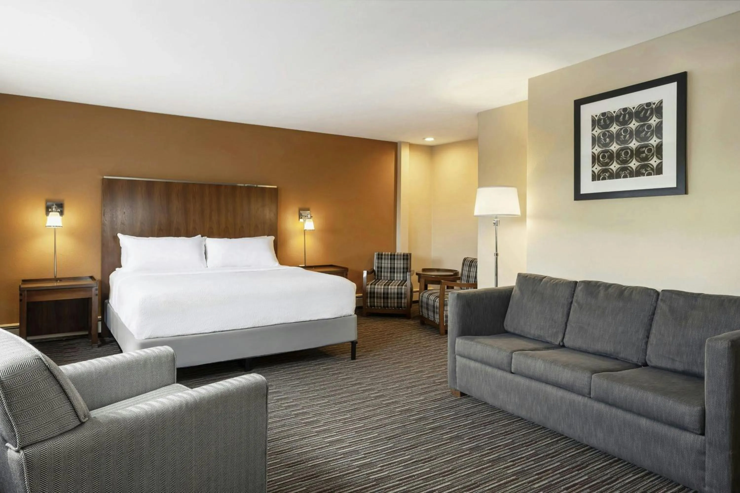 Photo of the whole room, Bed in Four Points by Sheraton Milwaukee Airport