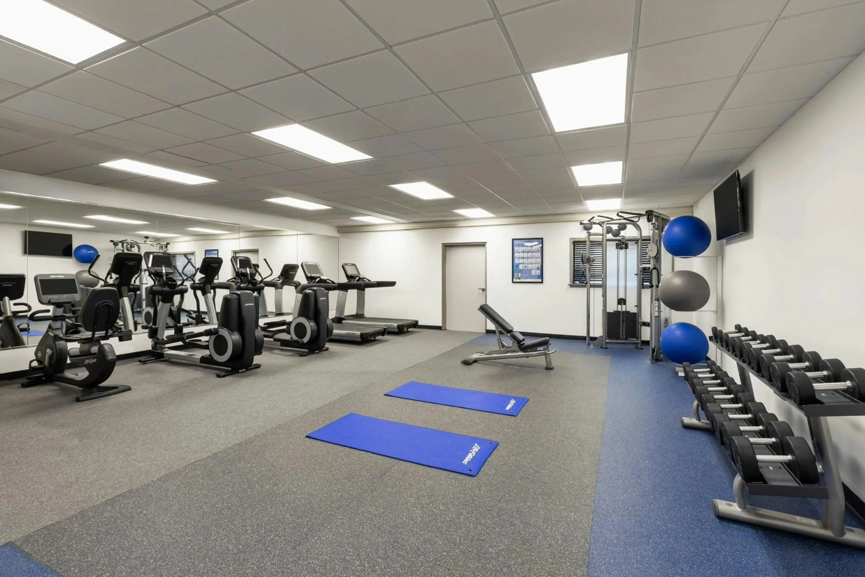Fitness centre/facilities in Four Points by Sheraton Milwaukee Airport