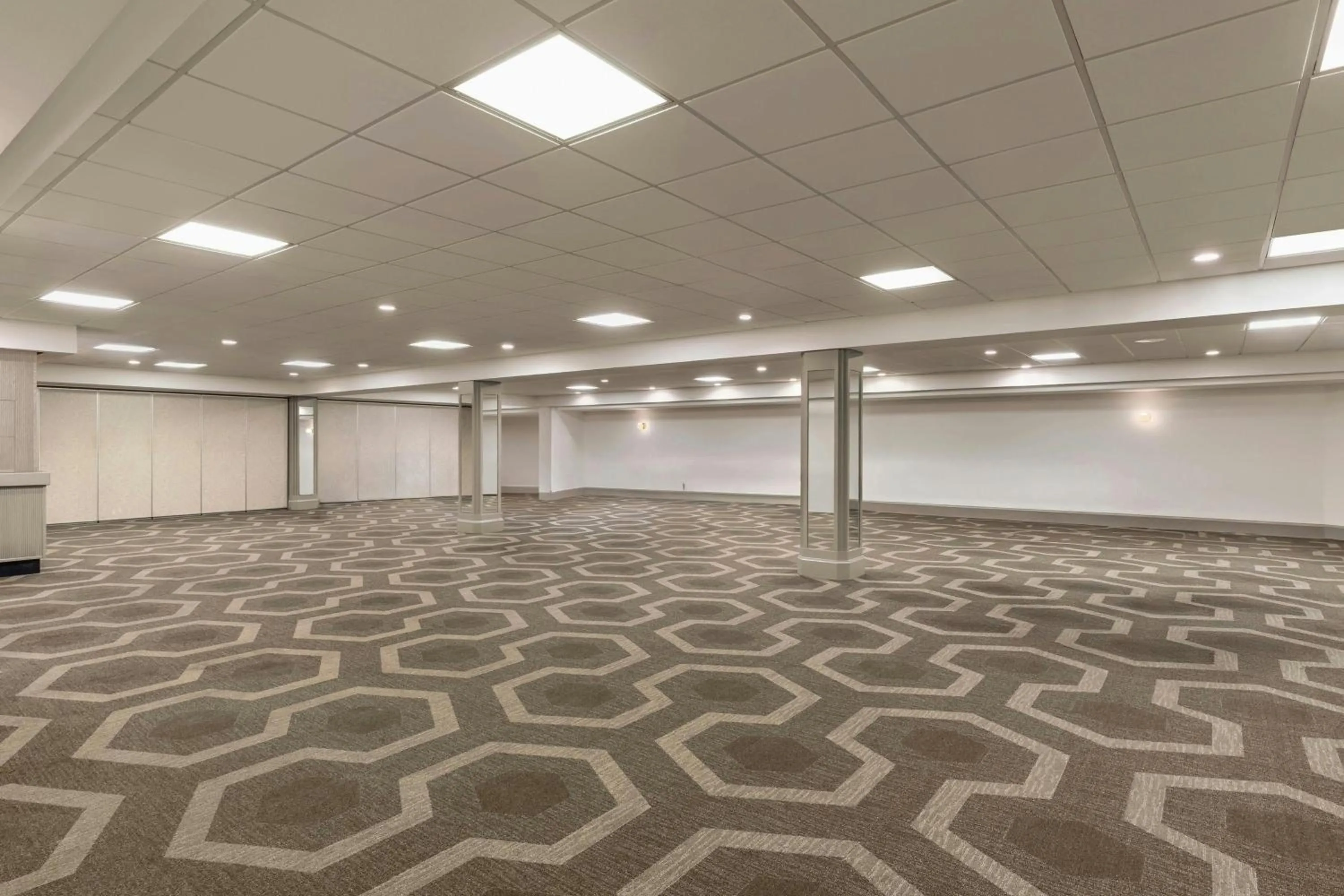 Meeting/conference room in Four Points by Sheraton Milwaukee Airport