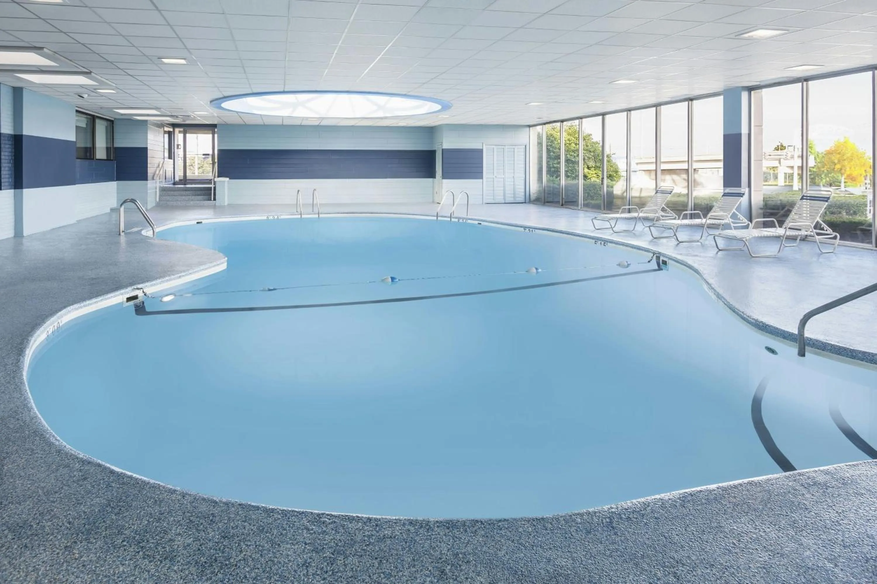 Swimming pool in Four Points by Sheraton Milwaukee Airport