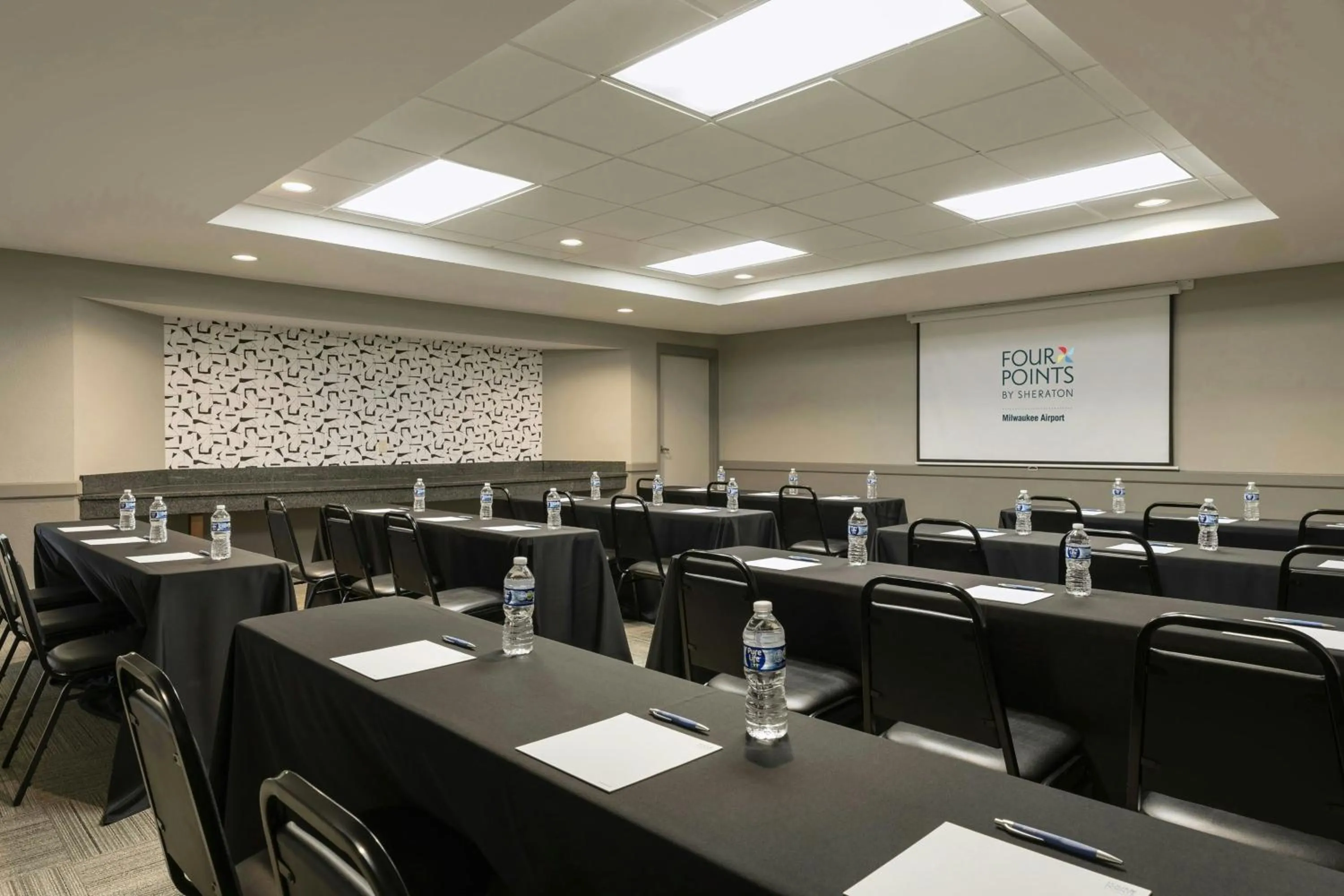 Meeting/conference room in Four Points by Sheraton Milwaukee Airport
