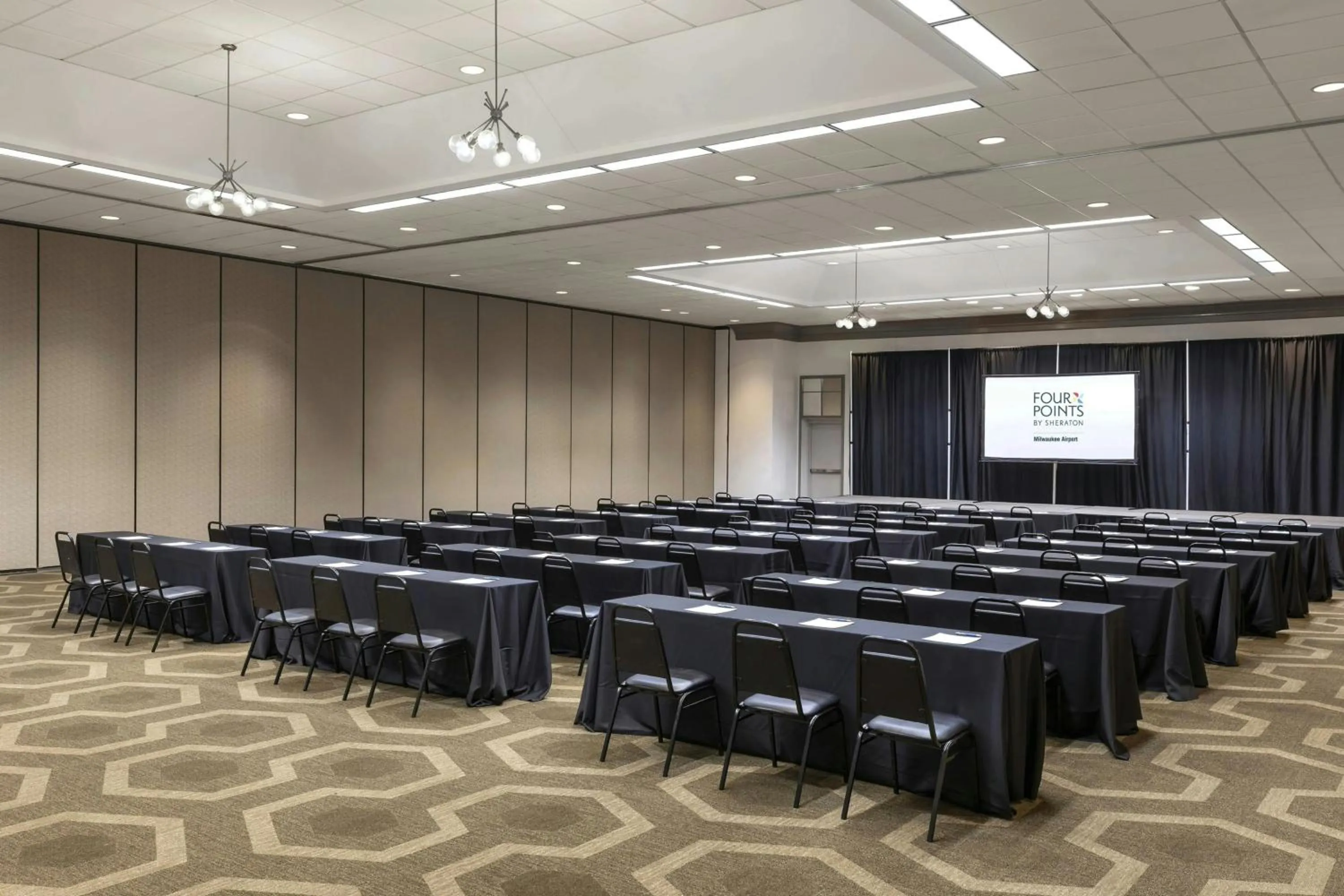 Meeting/conference room in Four Points by Sheraton Milwaukee Airport
