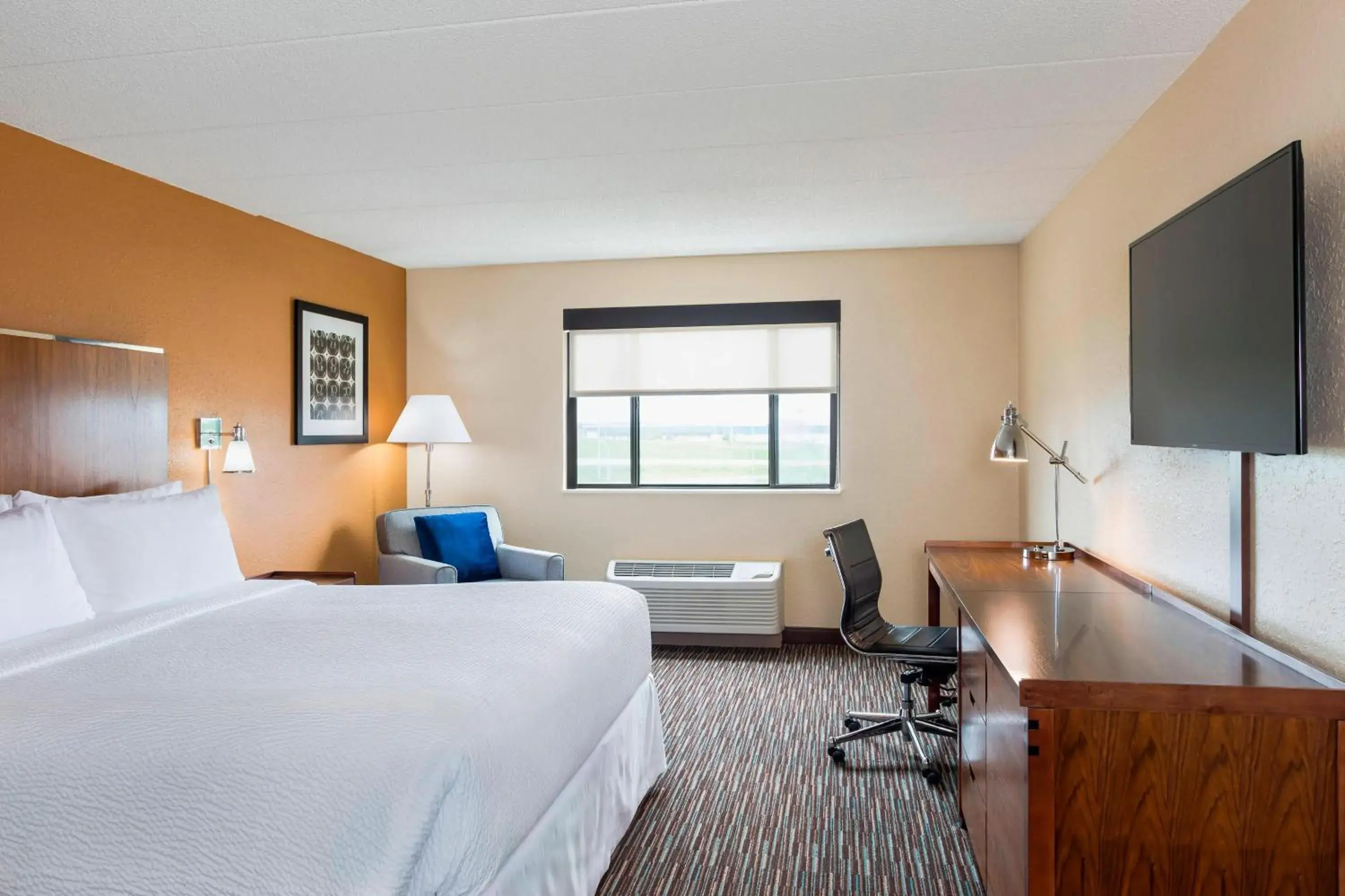 1 Bedroom Suite, 1 King, Sofa bed in Four Points by Sheraton Milwaukee Airport 1 Bedroom Suite, 1 King, Sofa bed in Four Points by Sheraton Milwaukee Airport