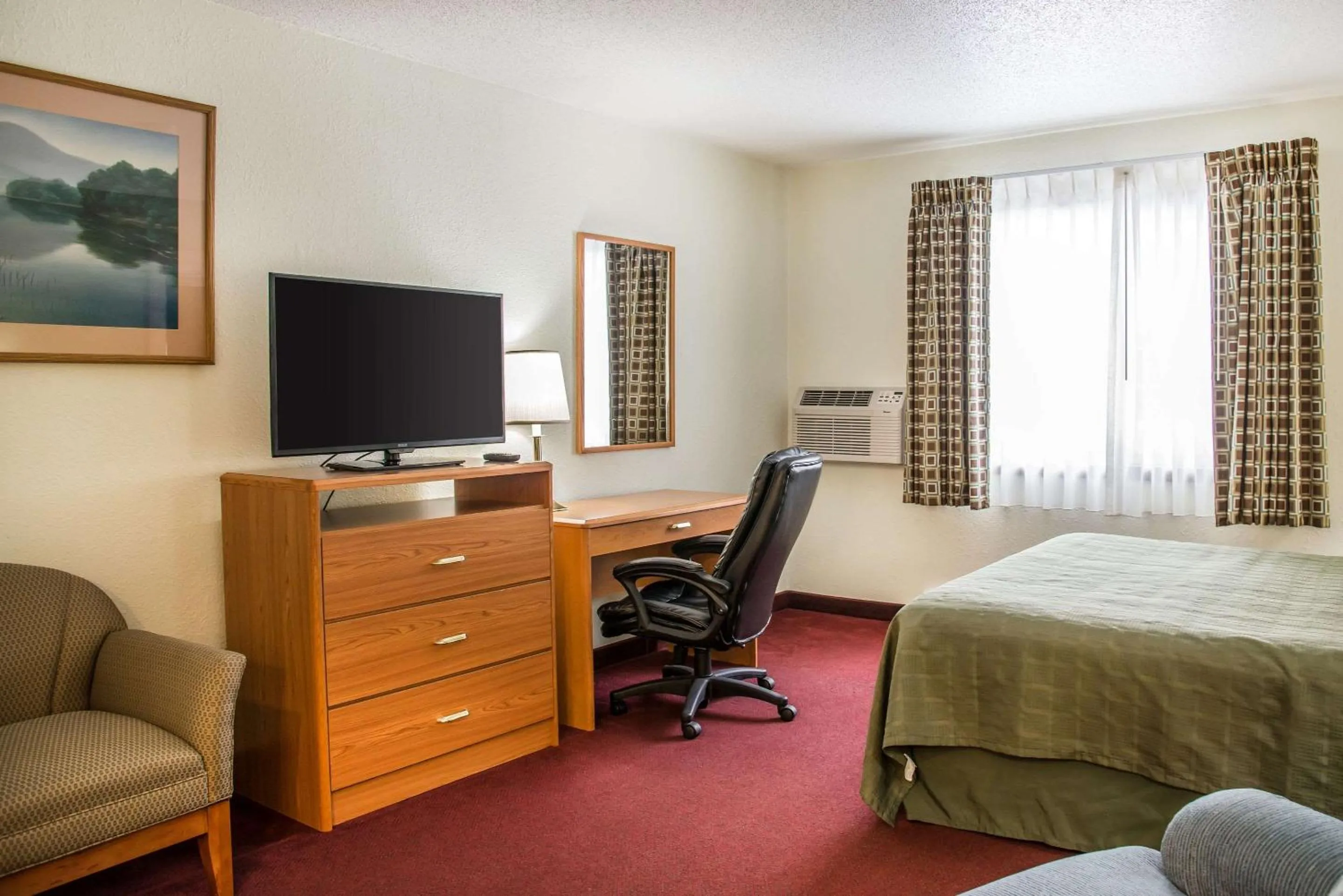Photo of the whole room, Bed in Hudson Inn & Suites
