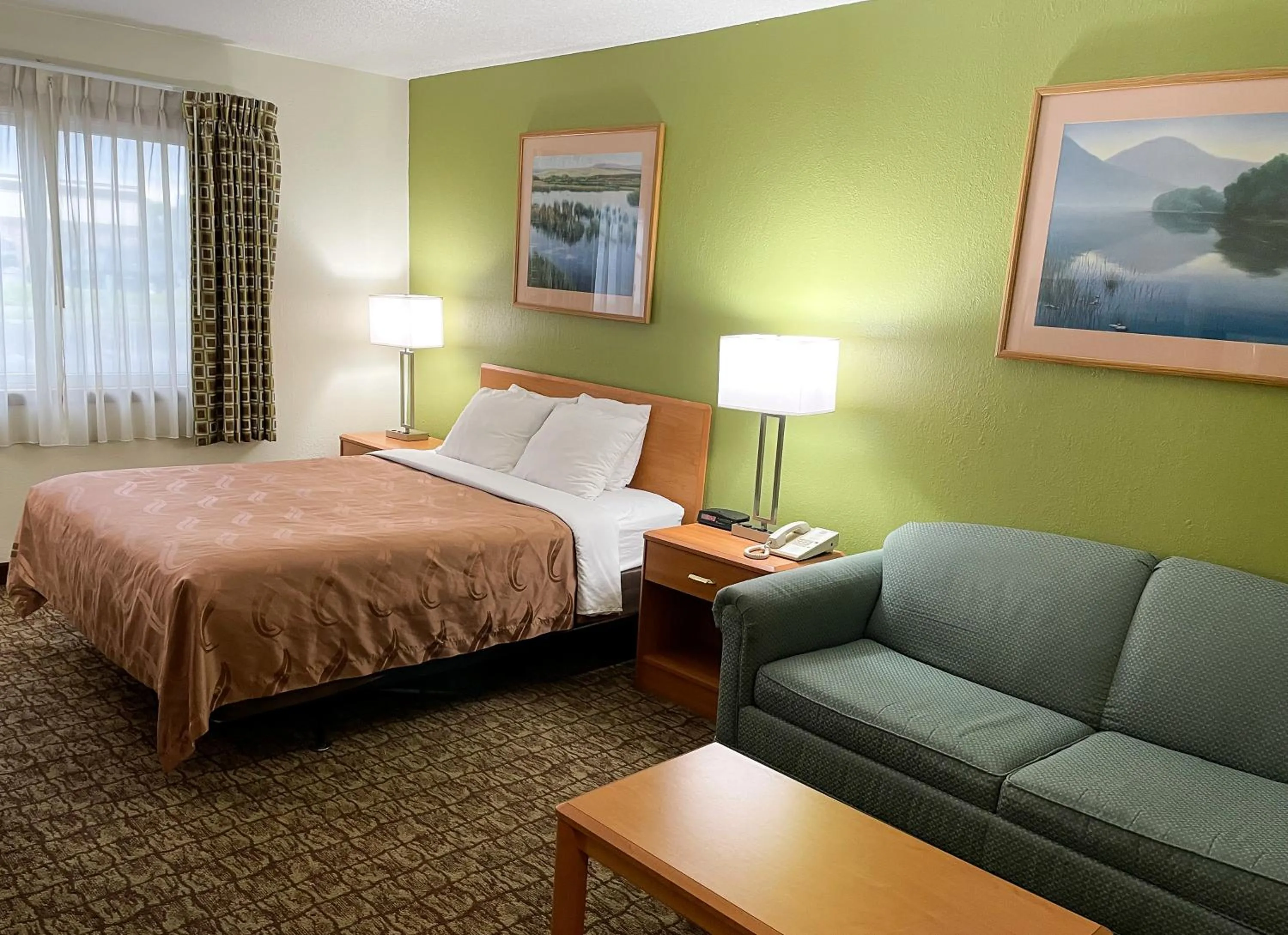 Bed in Hudson Inn & Suites