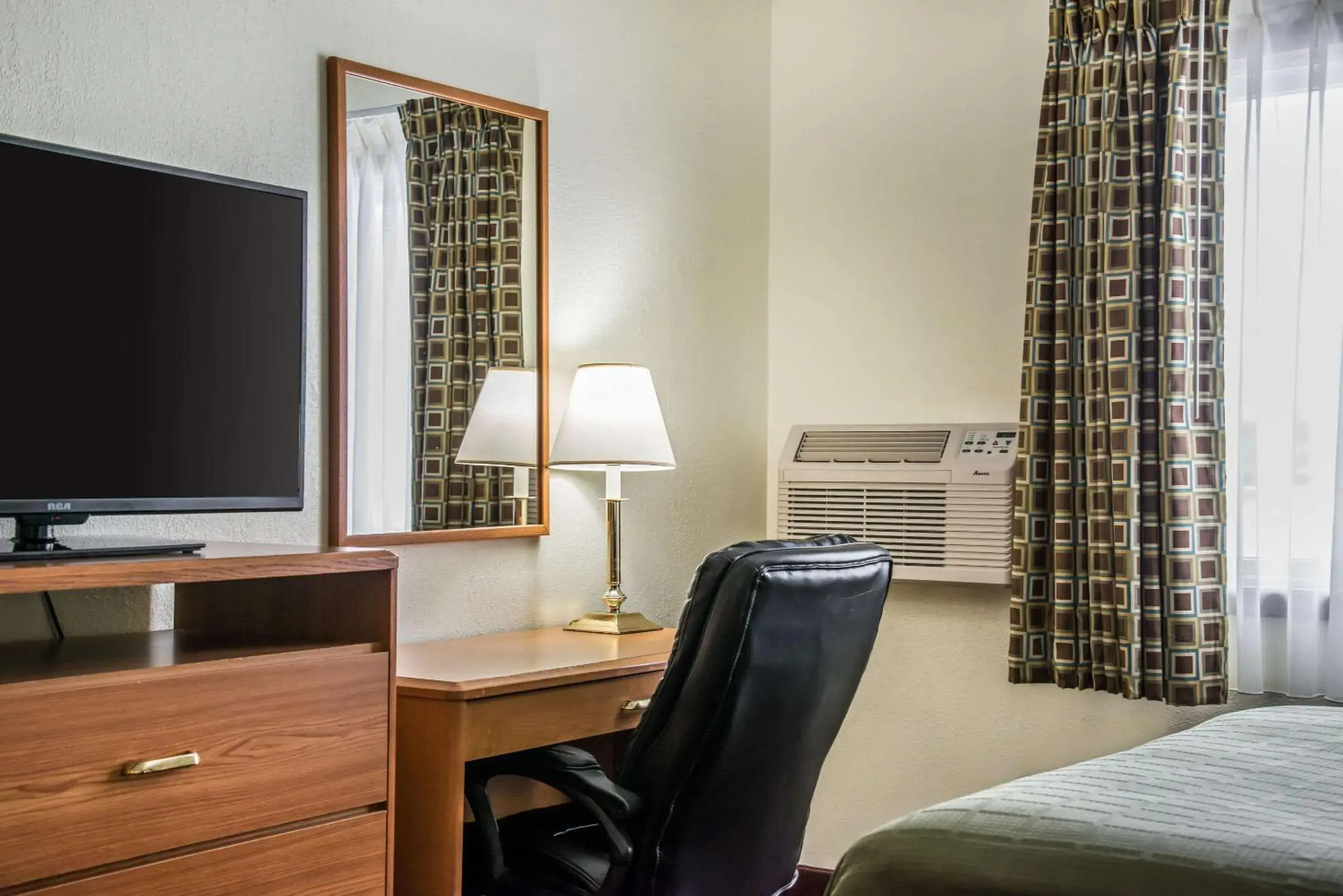 Photo of the whole room, Bed in Hudson Inn & Suites Photo of the whole room, Bed in Hudson Inn & Suites