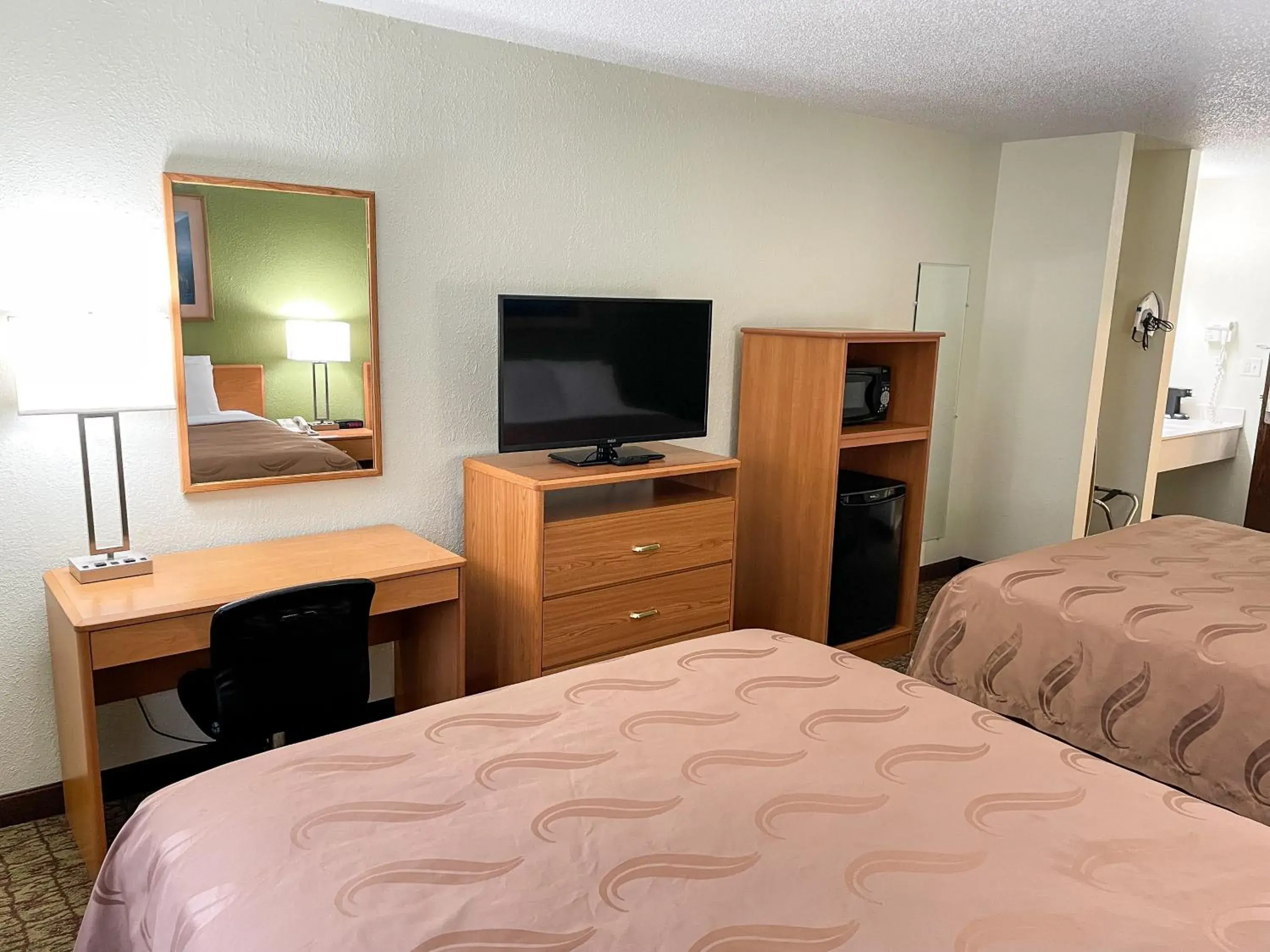 Bed in Hudson Inn & Suites Bed in Hudson Inn & Suites