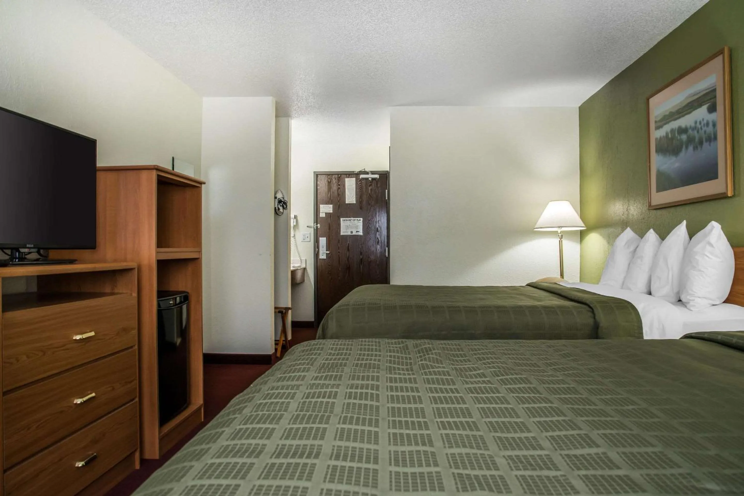 Photo of the whole room, Bed in Hudson Inn & Suites