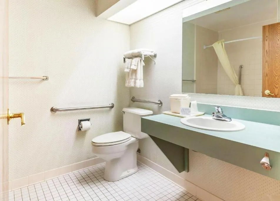 Bathroom in Econo Lodge Wausau - Rothschild