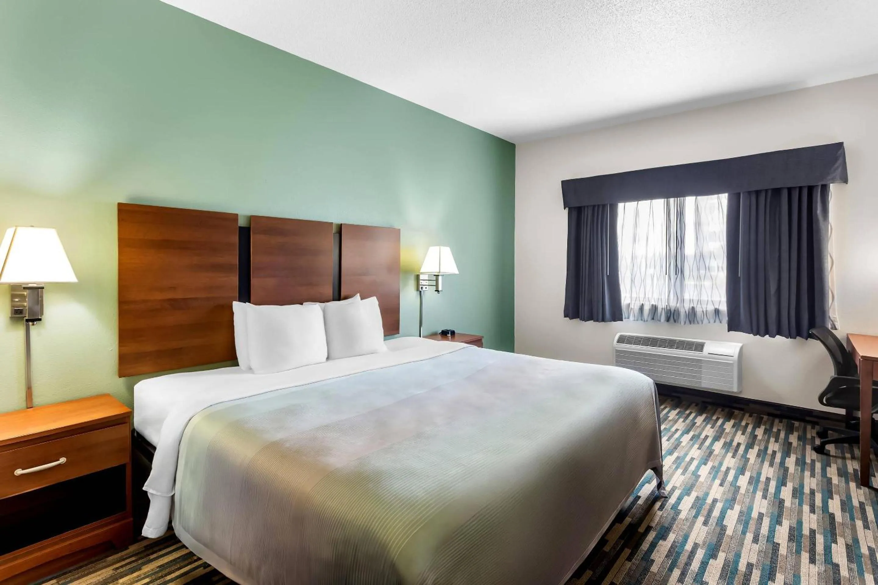 Bedroom, Bed in Quality Inn Beloit