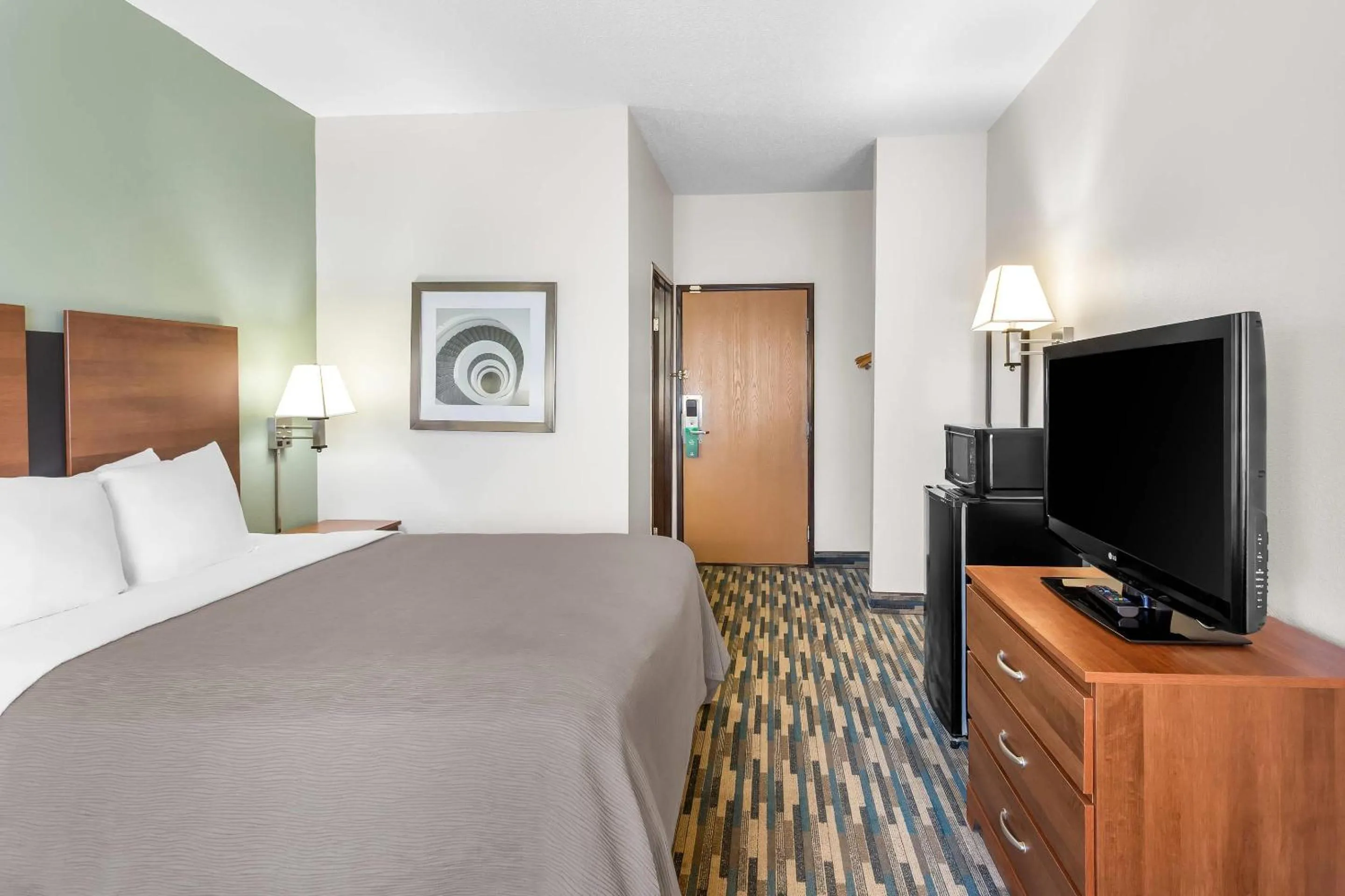 Bedroom, Bed in Quality Inn Beloit