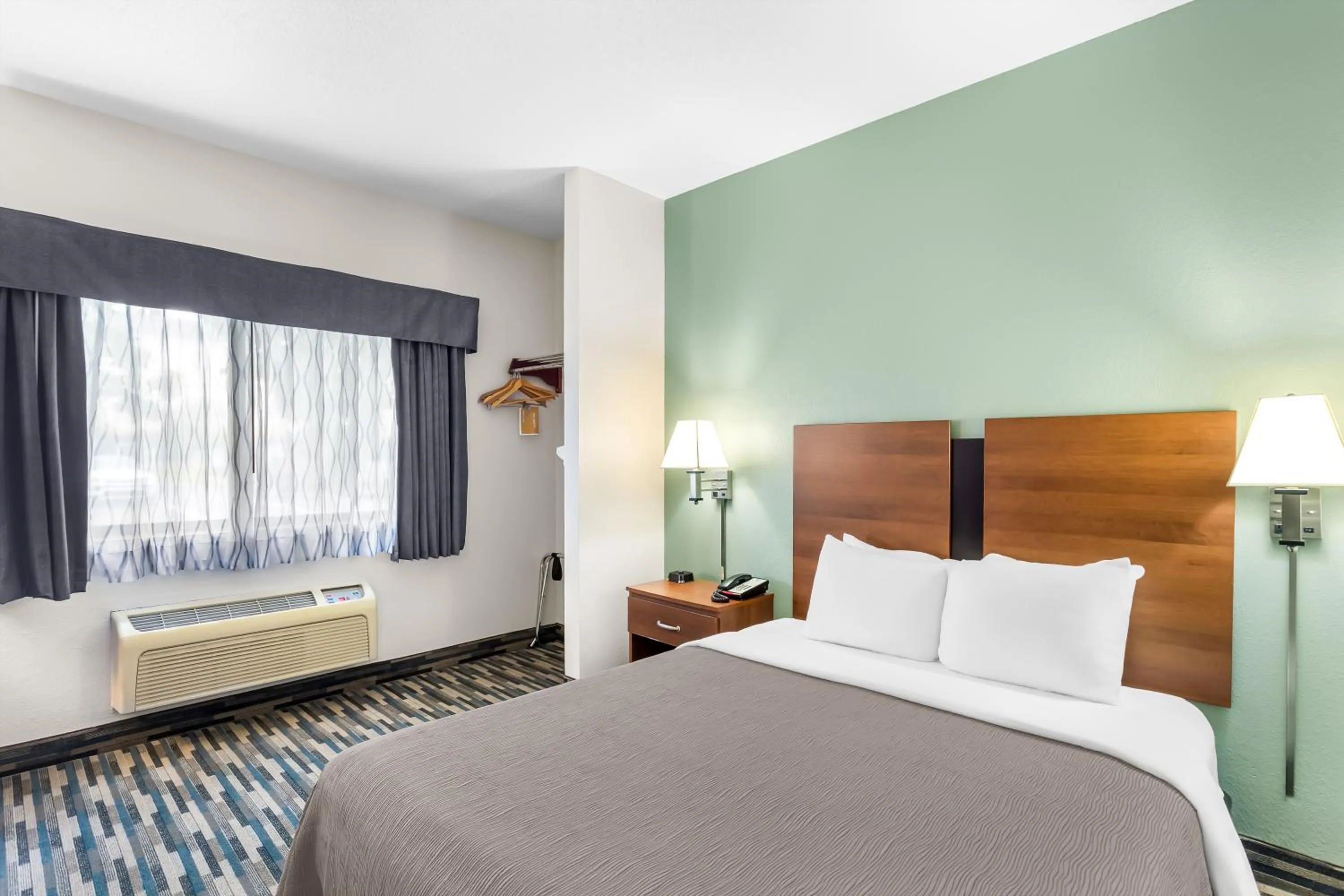 Bed in Quality Inn Beloit