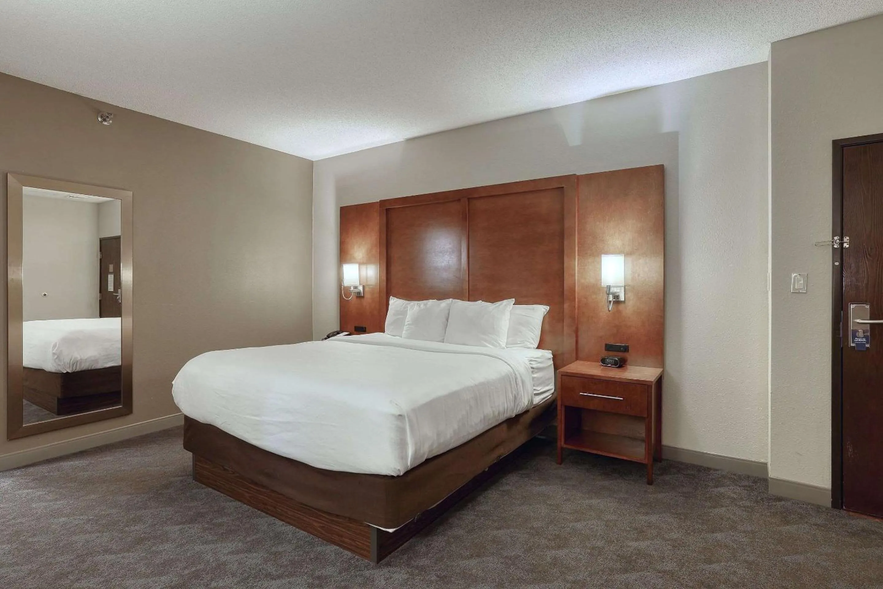 Bedroom, Bed in Comfort Suites Appleton Airport