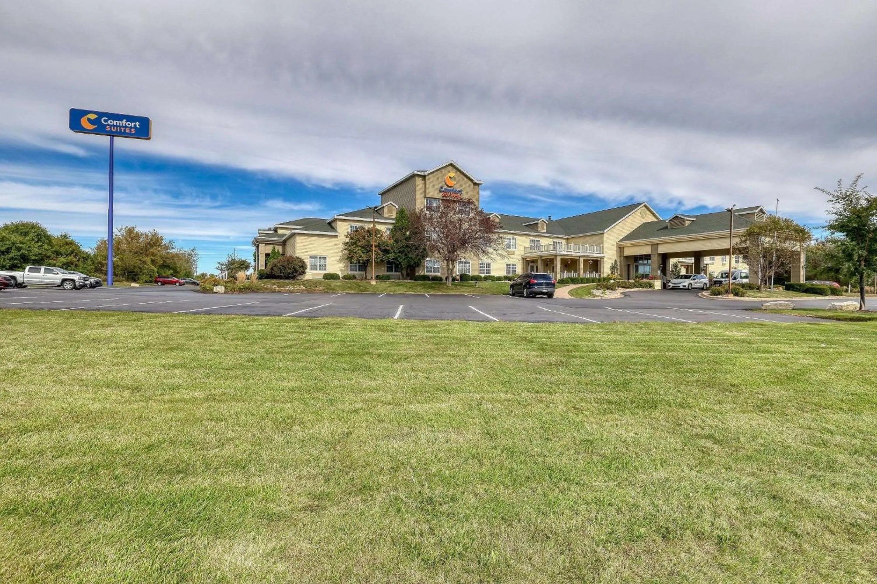 Property building in Comfort Suites Appleton Airport