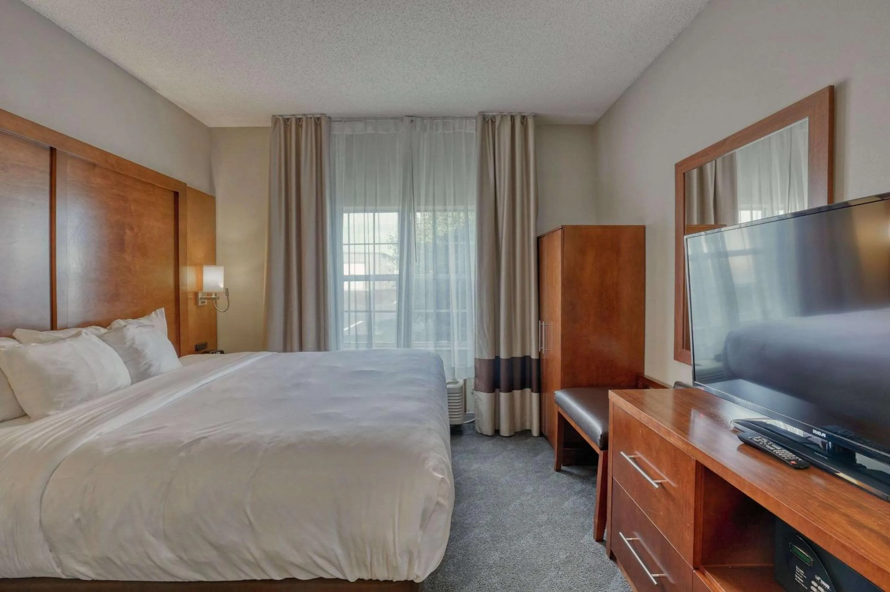 Bedroom, Bed in Comfort Suites Appleton Airport