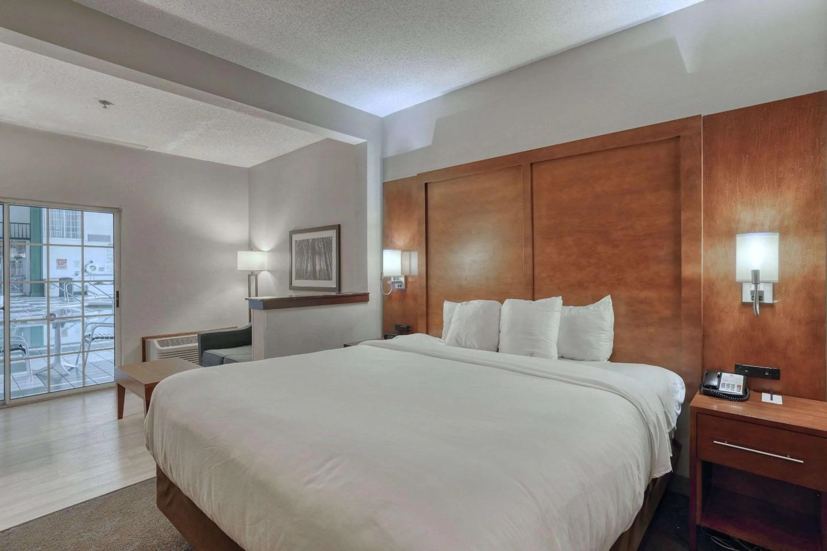 Bedroom, Bed in Comfort Suites Appleton Airport