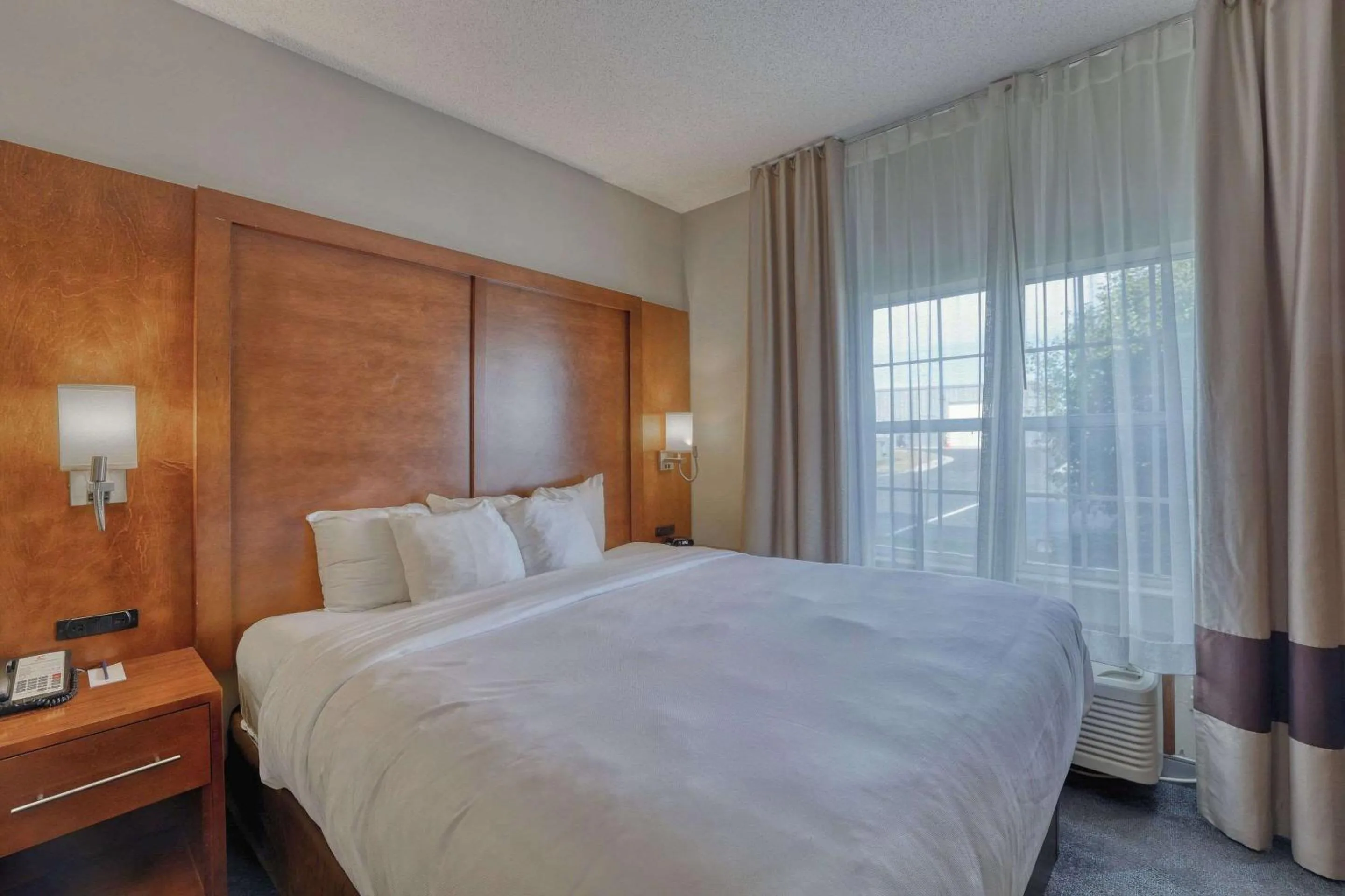 Bedroom, Bed in Comfort Suites Appleton Airport