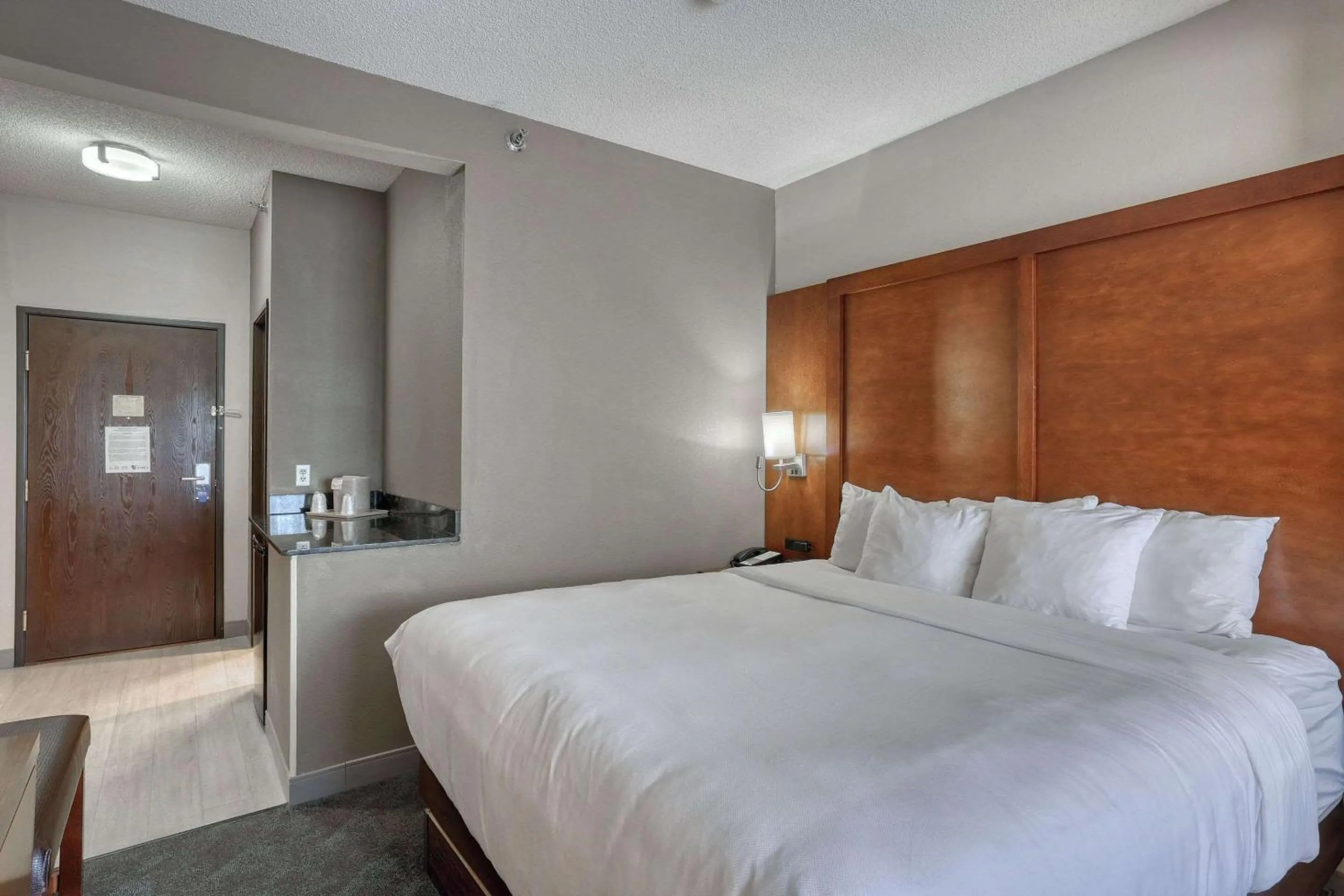 Bedroom, Bed in Comfort Suites Appleton Airport