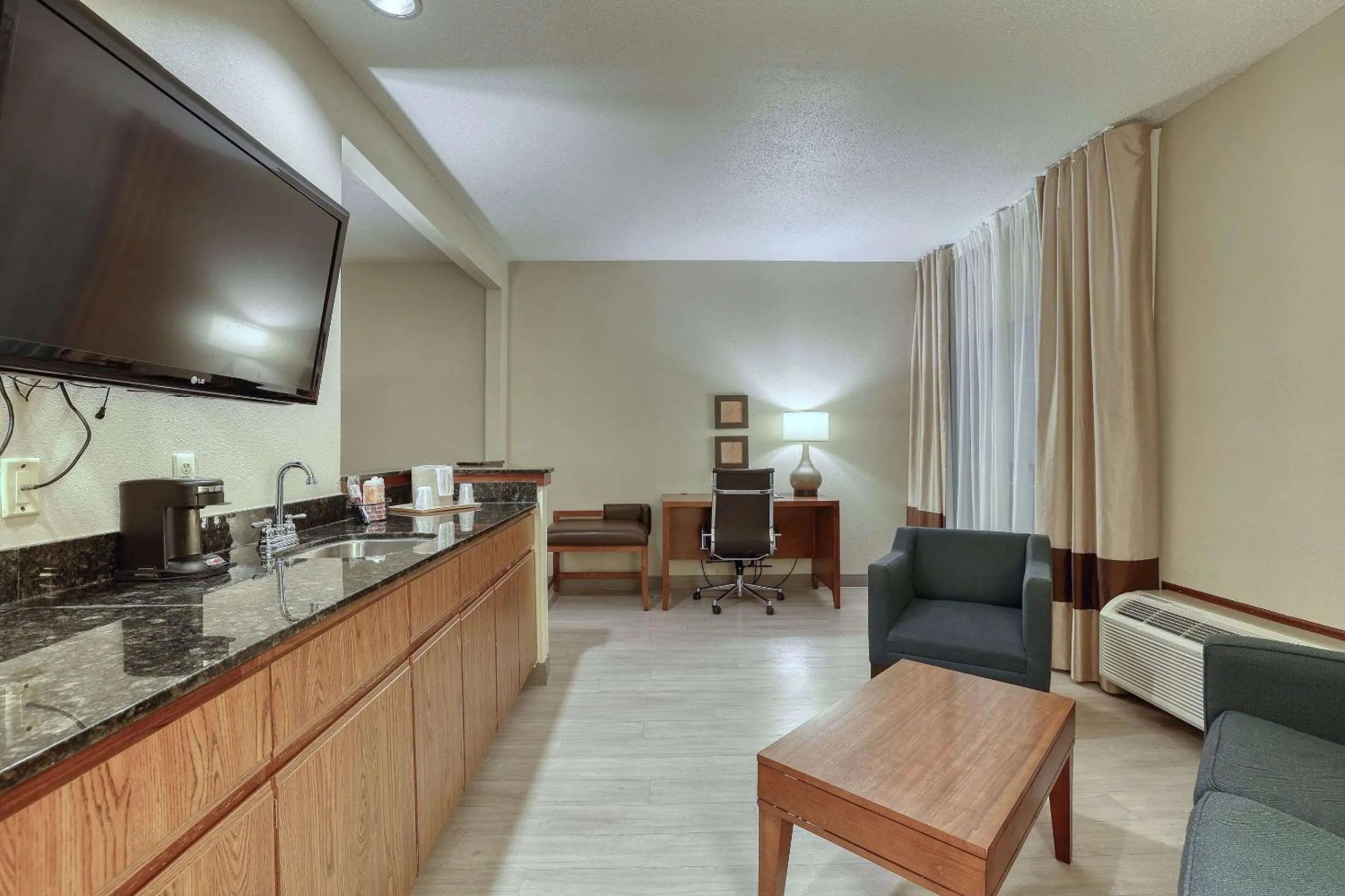 Bedroom in Comfort Suites Appleton Airport