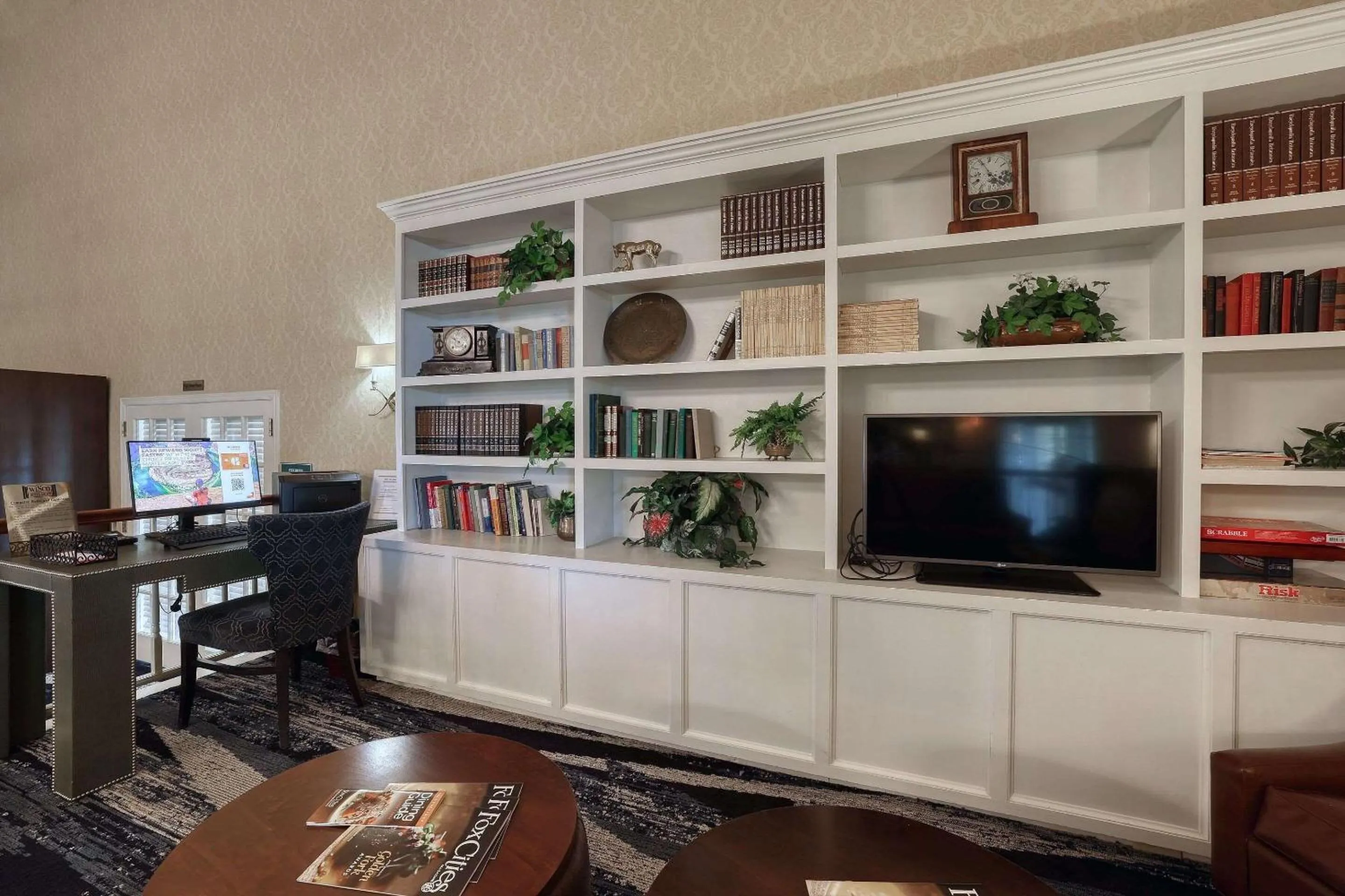 Lobby or reception in Comfort Suites Appleton Airport