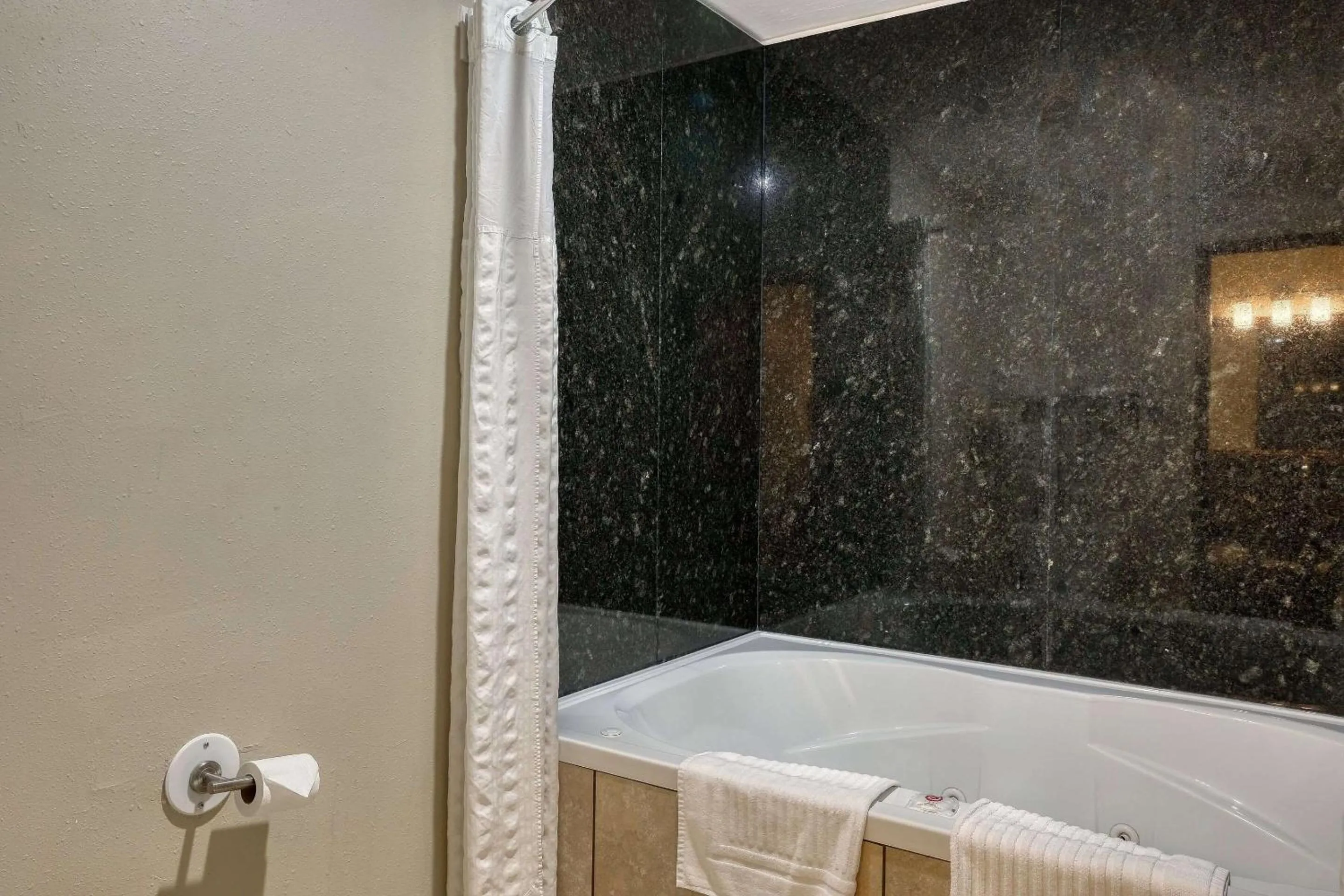 Bedroom in Comfort Suites Appleton Airport